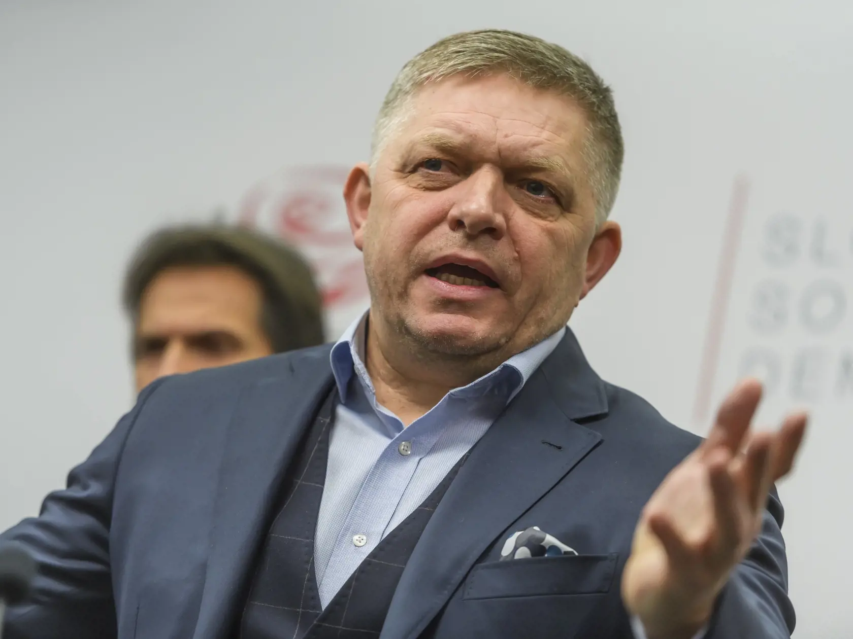 Na snímke zľava člen predsedníctva strany Smer-SD, vicepremiér a minister obrany SR Robert Kaliňák, premiér SR a predseda strany Smer-SD Robert Fico počas tlačovej konferencie k posledným obvineniam poslanca Národnej rady (NR) SR a predsedu Výboru NR SR pre obranu a bezpečnosť Tibora Gašpara v Bratislave v nedeľu 10. decembra 2023.
