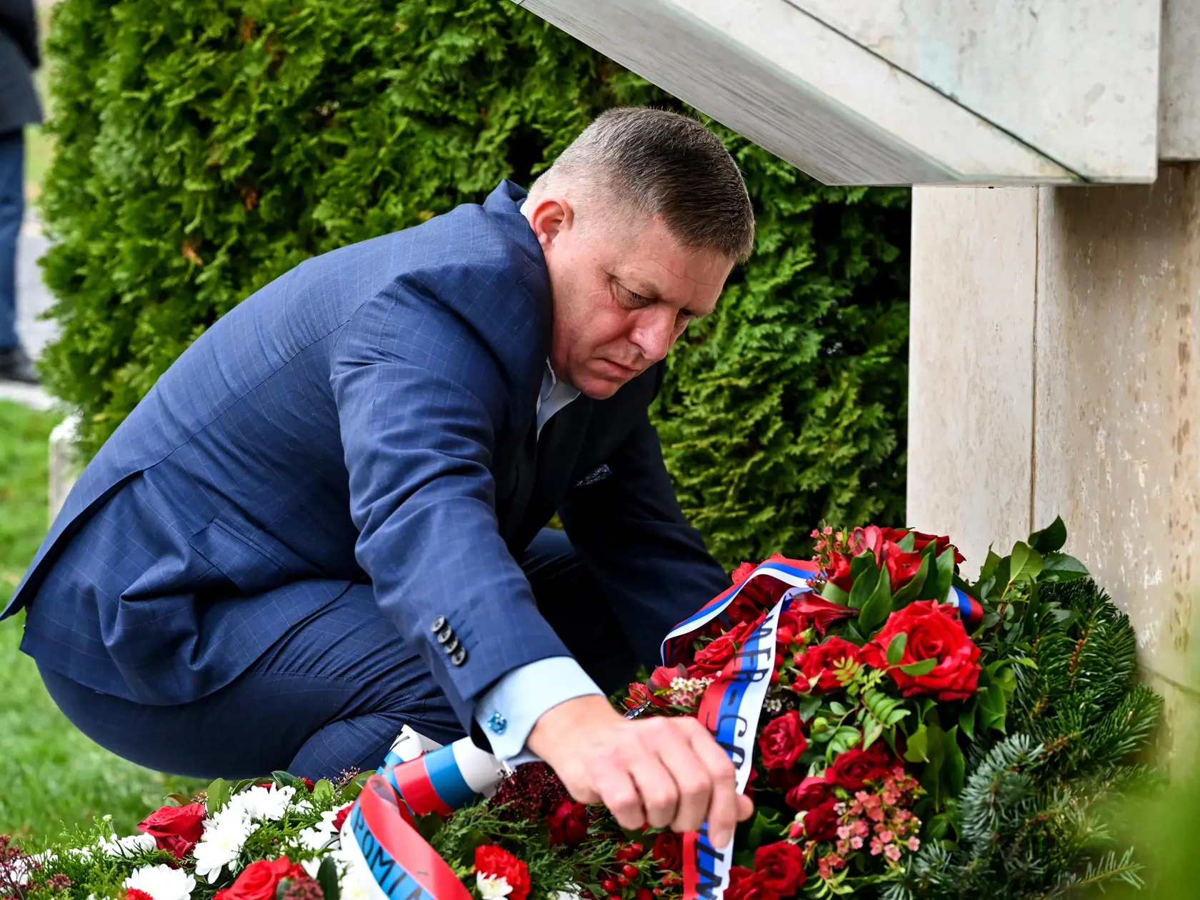 Na snímke predseda vlády SR Robert Fico pokladá veniec k Pamätníku Alexandra Dubčeka pri príležitosti 34. výročia Dňa boja za slobodu a demokraciu 17. novembra 2023 v Bratislave.