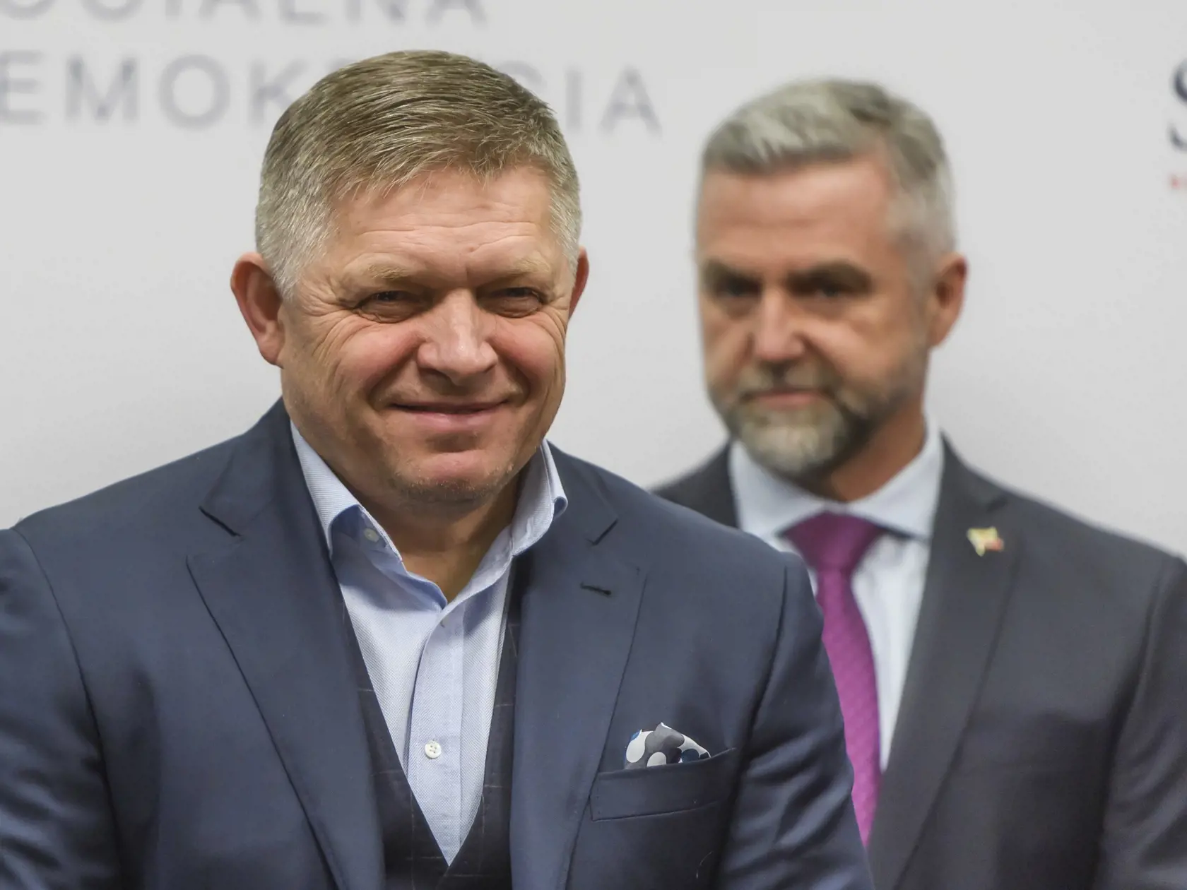Na snímke zľava premiér SR, predseda strany Smer-SD Robert Fico, poslanec Národnej rady (NR) SR a predseda Výboru NR SR pre obranu a bezpečnosť Tibor Gašpar (Smer-SD) počas tlačovej konferencie k posledným obvineniam Tibora Gašpara v Bratislave v nedeľu 10. decembra 2023.