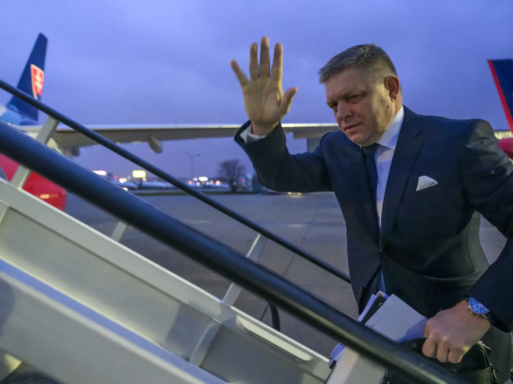 Na snímke Robert Fico nastupuje do lietadla na letisku M. R. Štefánika v Bratislave 24. novembra 2023.