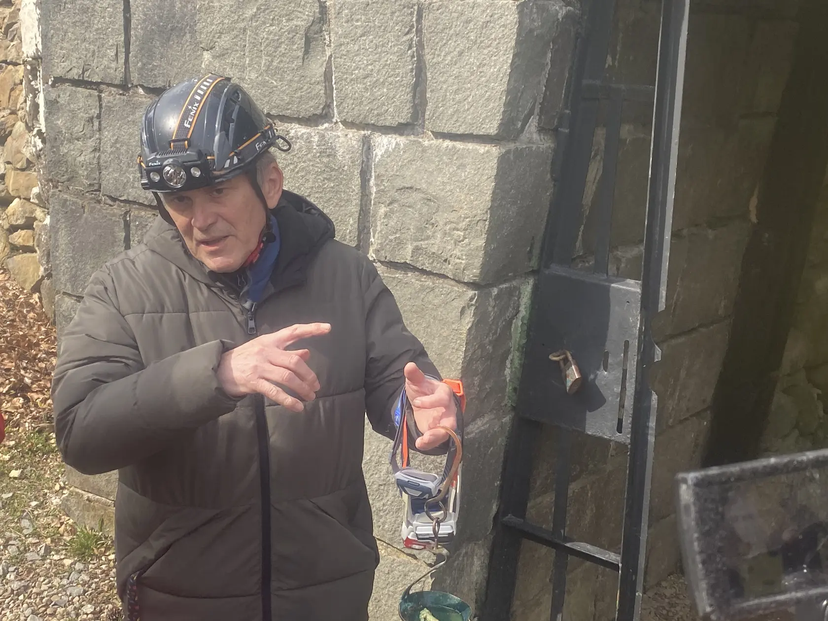 Manažér banského skanzenu Dubnických opálových baní Jozef Čurik má podzemné tajomné chodby prebádané už od detstva.