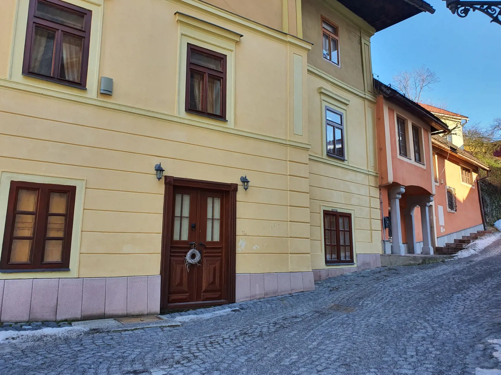 Nehnuteľnosti stoja v centre Banskej Štiavnice.