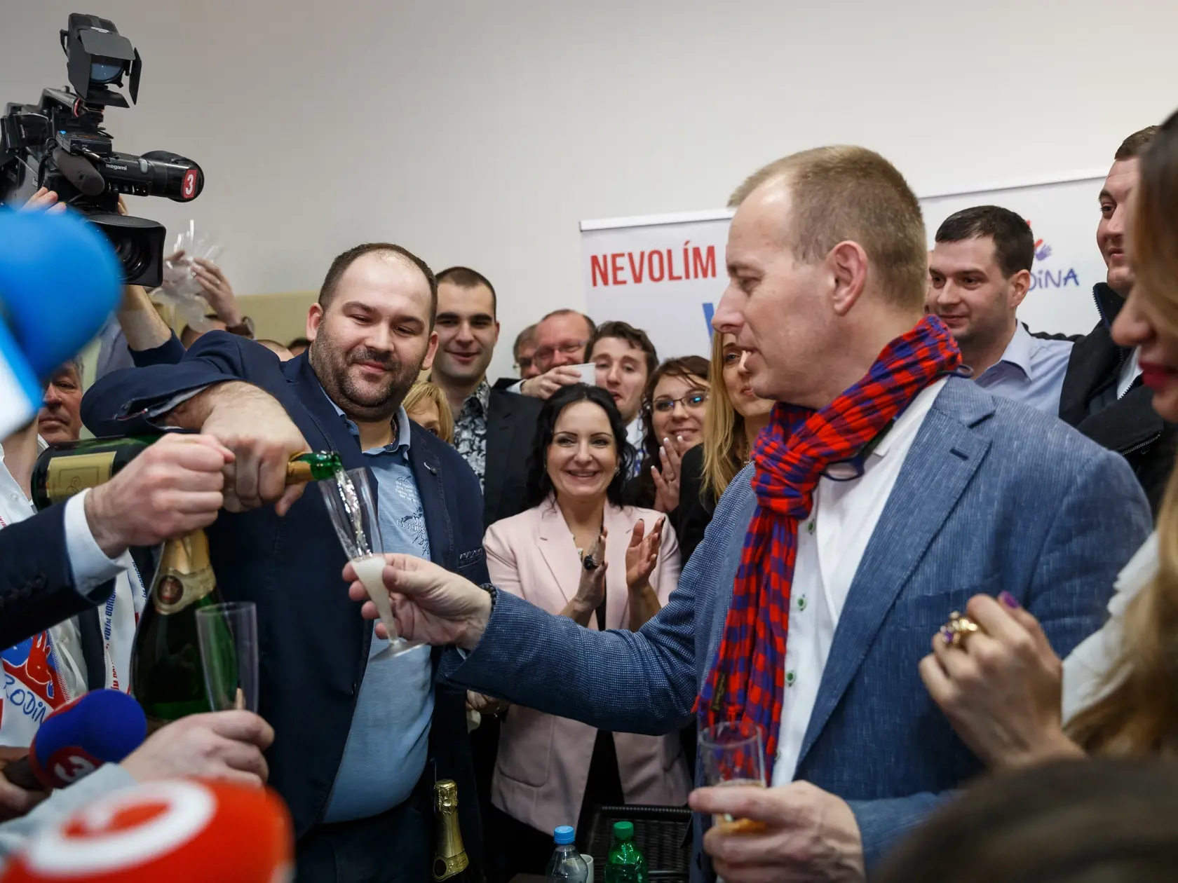 Peter Pčolinský odišiel z hnutia Sme rodina. Teraz za peniaze zverejňuje súkromné fotky a videá politických exkolegov.