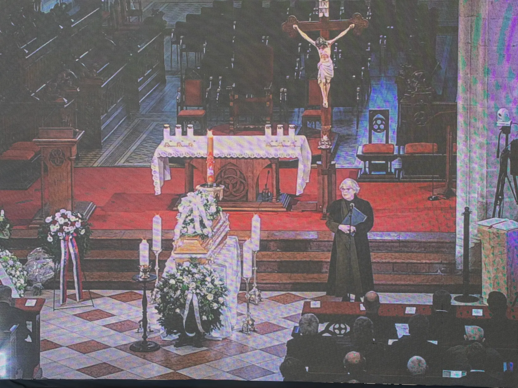 Posledná rozlúčka s hercom Štefanom Kvietikom za účasti rodiny aj verejnosti v Katedrále sv. Martina v Bratislave. Na snímke Božidara Turzonovová.