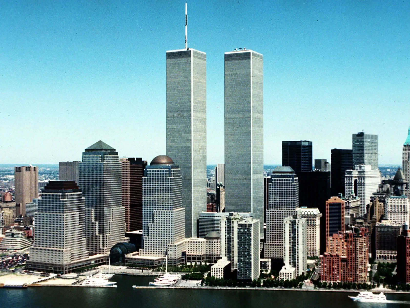 Na archívnej snímke z roku 1990 dvojičky Svetového obchodného centra v New Yorku (WTC), ktoré boli zničené pri teroristických útokoch z 11. septembra 2001.