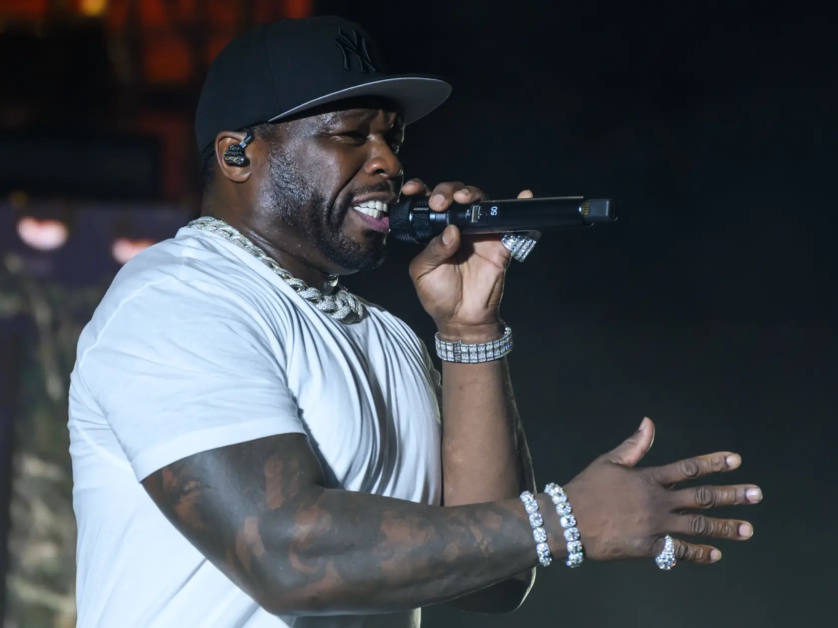 Na snímke americký raper 50 Cent počas prvého dňa 3. ročníka Lovestream festivalu na starom letisku vo Vajnoroch v piatok
