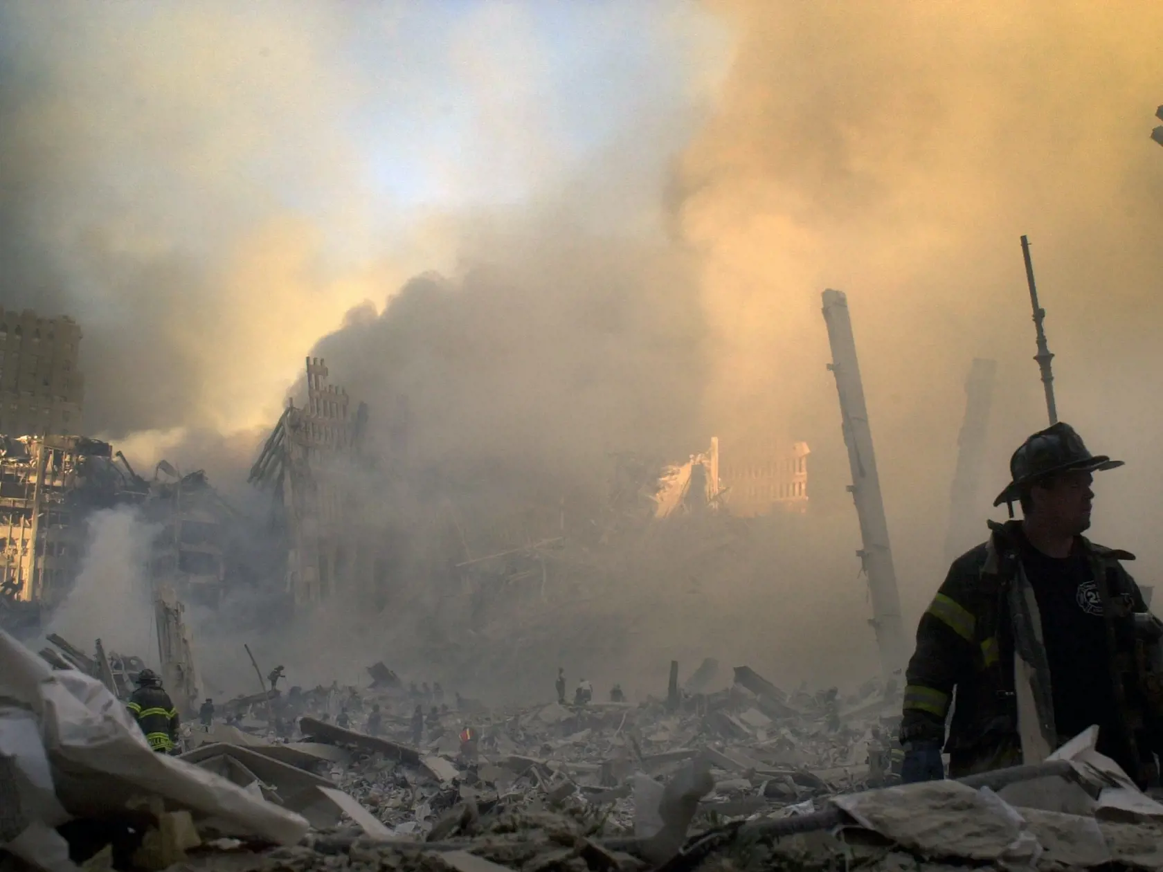 Na archívnej snímke z 11. septembra 2001 hasič na mieste pádu dvojičiek Svetového obchodného centra v New Yorku (WTC), ktoré boli zničené pri teroristických útokoch z 11. septembra 2001.