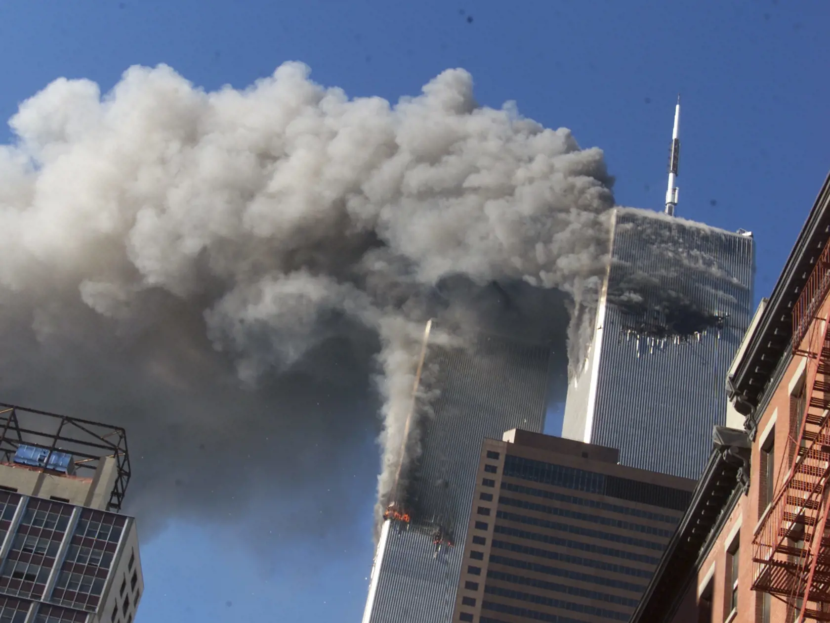 Na archívnej snímke z 11. septembra 2001 v New Yorku dym stúpa z dvojičiek Svetového obchodného centra v New Yorku (WTC).