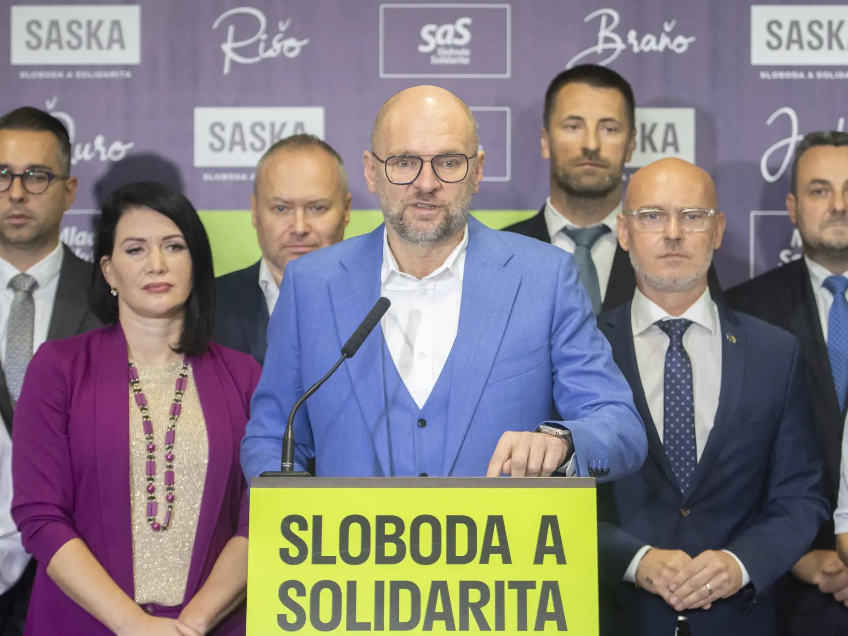 Na snímke uprostred predseda politickej strany Sloboda a Solidarita (SaS) Richard Sulík počas tlačovej konferencie, na ktorej oznámil odchod z postu funkcie predsedu SaS po kongrese strany, ktorý sa bude konať v marci 2024. Bratislava, 23. októbra 2023. FOTO TASR - Martin Baumann