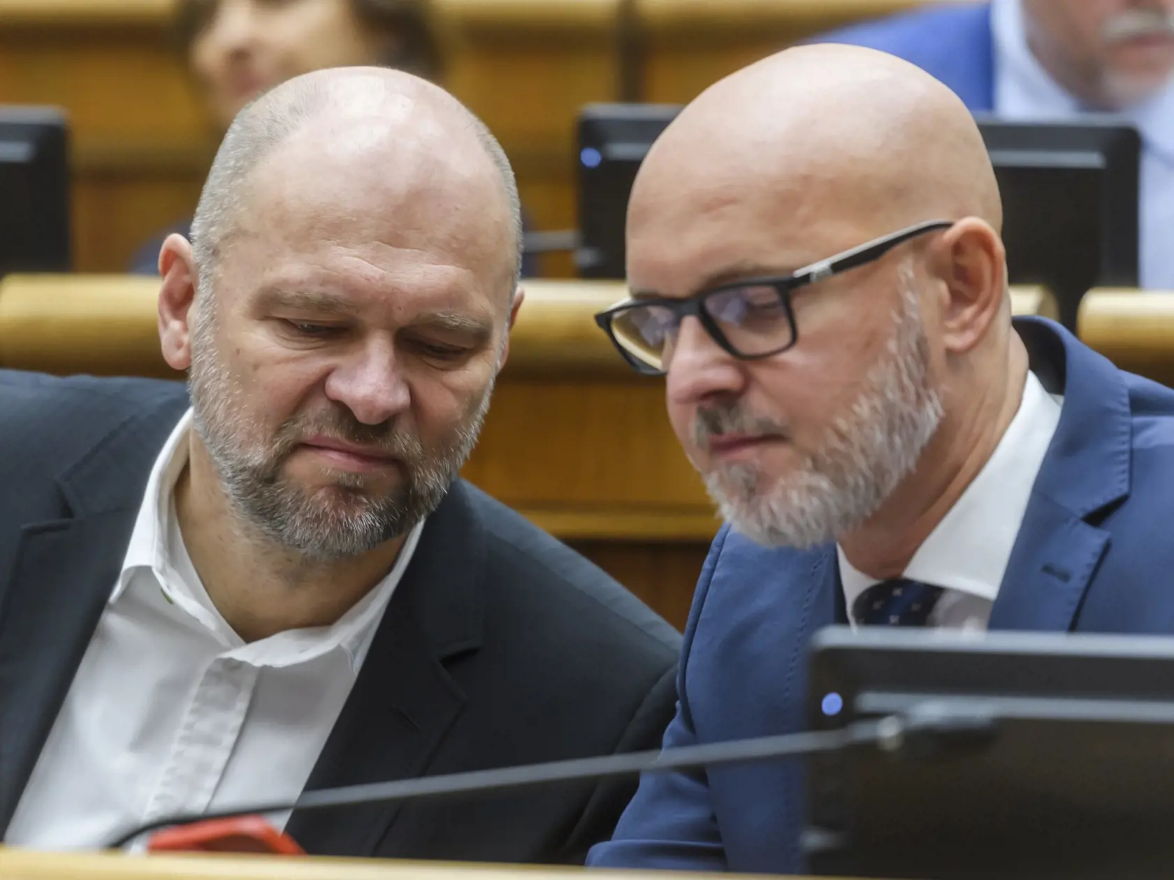 Na snímke zľava poslanci NR SR Richard Sulík a Branislav Gröhling (obaja SaS) počas 5. schôdze Národnej rady SR k hospodáreniu na Expo Dubaj v Bratislave 5. decembra 2023. FOTO TASR - Jaroslav Novák