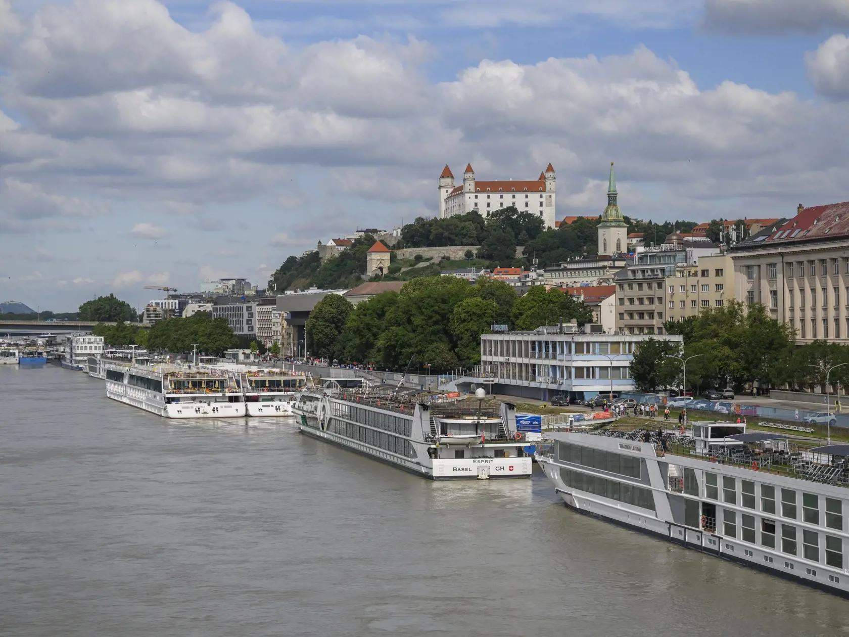 Na snímke výletné lode na Dunaji v Bratislave 9. júla 2024. V pozadí vidieť Bratislavský hrad. FOTO TASR - Jaroslav Novák