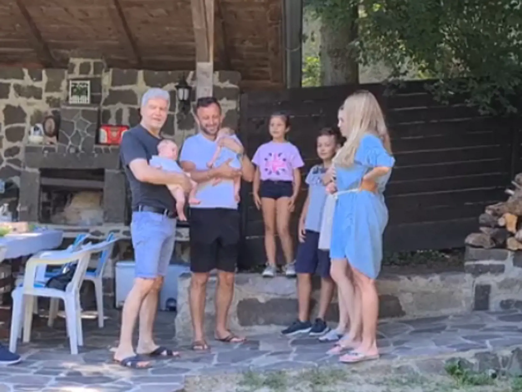 Štefan Skrúcaný a Erika Judínyová ukázali dcérku Ellu do tváričky.