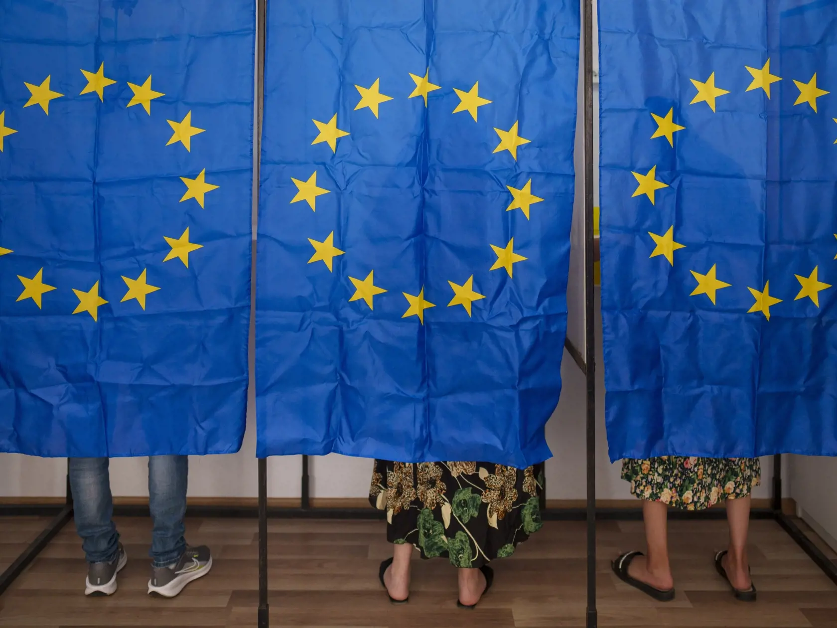Ľudia počas hlasovania vo voľbách do Európskeho parlamentu v Bukurešti 9. júna 2024.