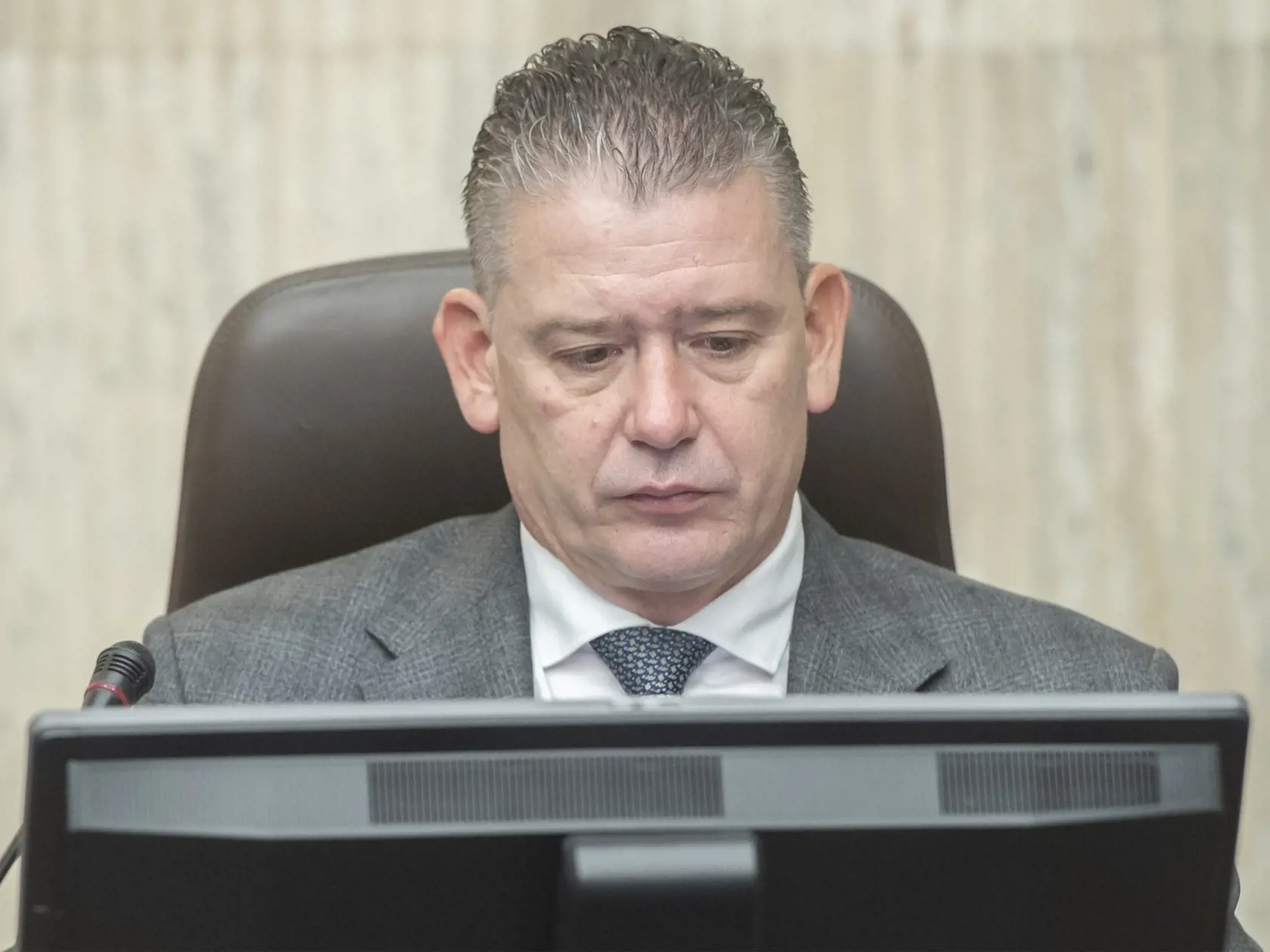 "Je tu starosta Drietomej a občan Kútov. Migranti im pobehujú po dvore. Žiadna bezpečnosť. Hliadky chodia iba na zavolanie...Celé zle. Čakáme kým sa niečo stane? Deti sa boja ísť sami do školy. Komunikujte so starostami obcí pri hraniciach!!!" písala Mikulcovi neskoro večer Tabák. "Čo to trepeš? Sa preber!" reagoval na ňu minister vnútra. "Ja nie som tvoj k*k*tko Boris," dodal tiež.