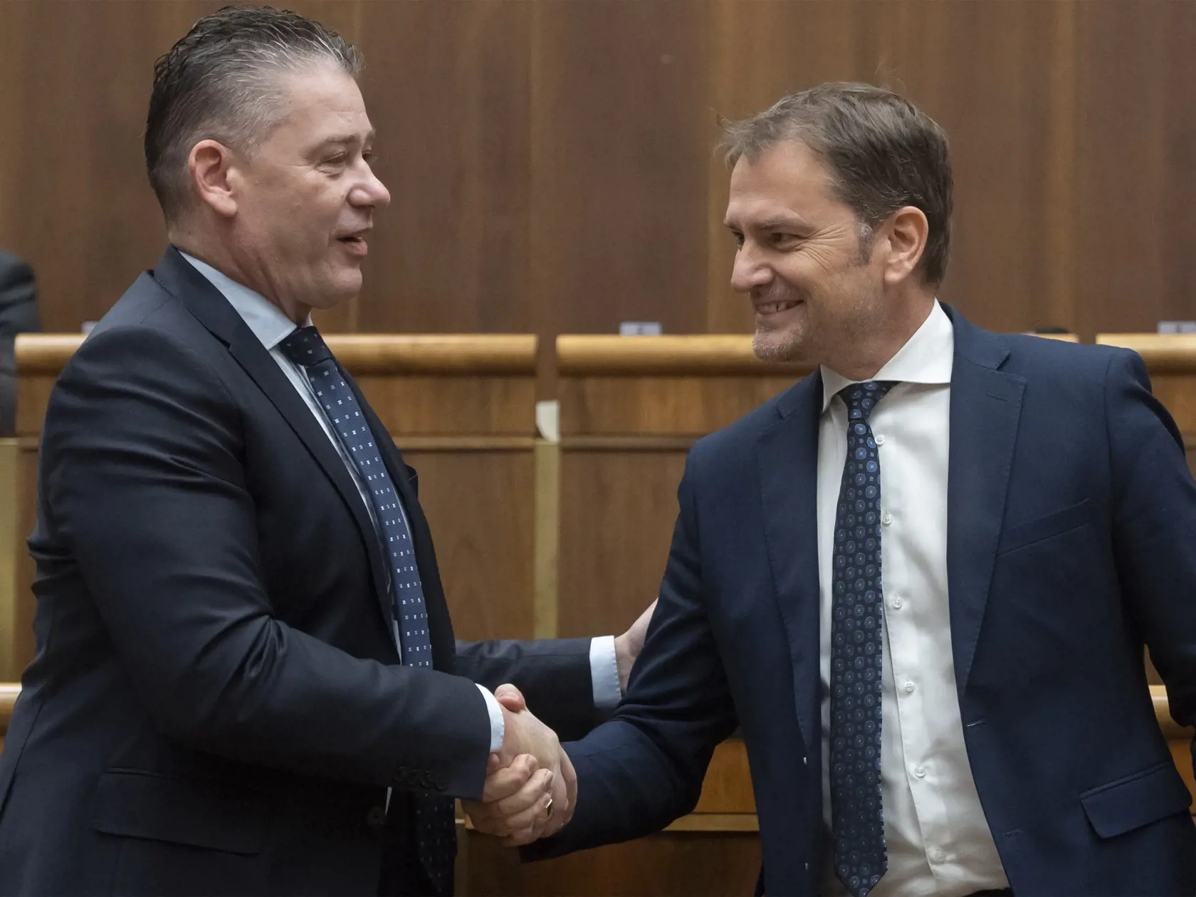 Na snímke minister vnútra SR Roman Mikulec a vpravo podpredseda vlády SR a minister financií SR Igor Matovič po hlasovaní o odvolaní ministra vnútra z funkcie, ktoré neschválili 1. decembra 2022 v Bratislave. FOTO TASR - Martin Baumann 