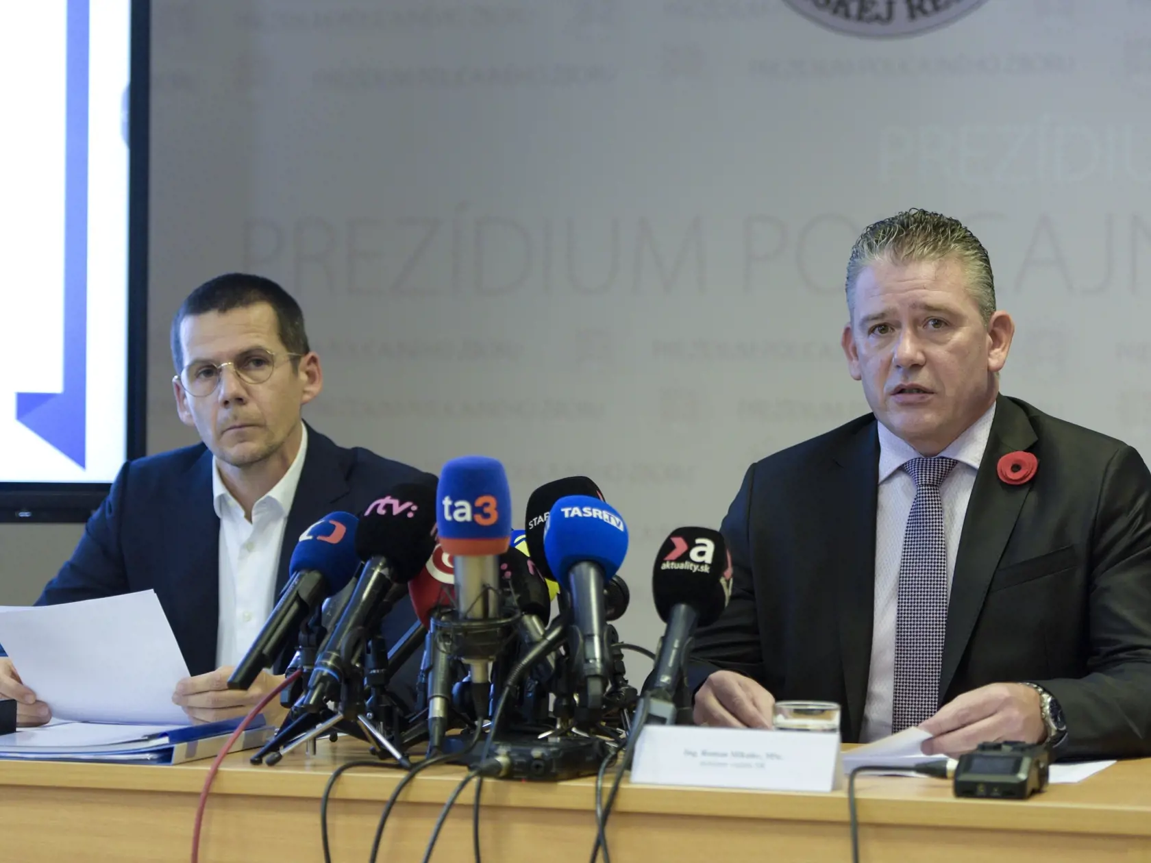 Na snímke zľava prezident Policajného zboru SR Štefan Hamran, minister vnútra SR Roman Mikulec počas tlačovej konferencie zástupcov Prezídia Policajného zboru na tému nelegálnej migrácie 11. novembra 2022 v Bratislave. FOTO TASR - Pavol Zachar