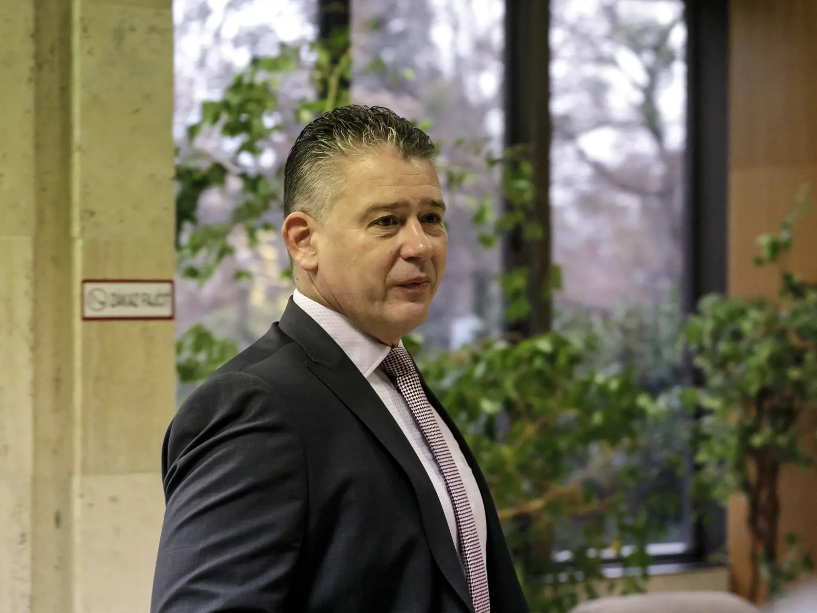 Starosta podotkol, že nemali problém len s migrantami, ale aj s obrovskými kolónami. "Keď česká strana zatvorila hranice, vznikli tu 7-8 kilometrové kolóny áut. Naši ľudia idú domov z roboty a denno-denne musia stáť viac ako hodinu v tých kolónach a už im dochádza trpezlivosť," hovorí Mego.