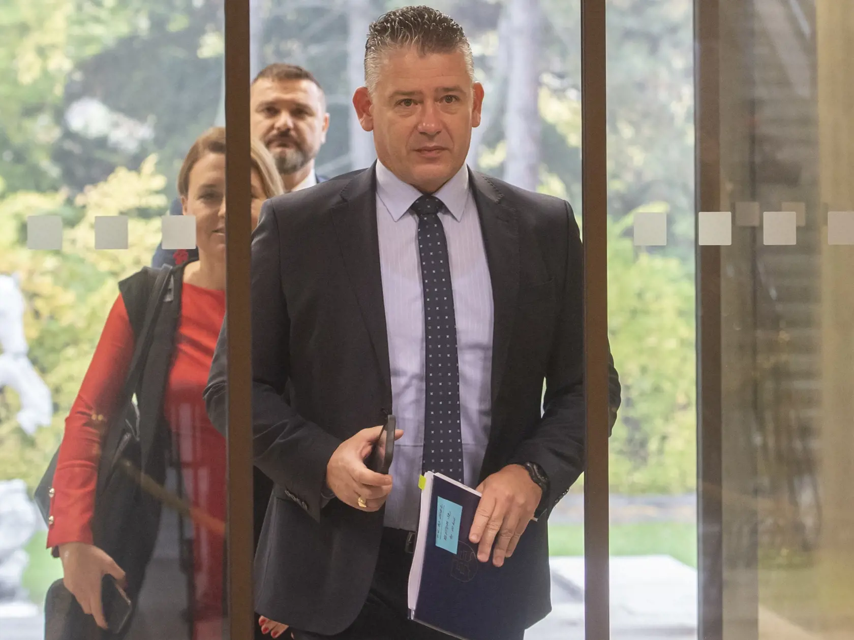Na ministra vnútra Mikulca sa mala obrátiť poslankyňa Romana Tabák s prosbou, či by nemohol prednostne riešiť situáciu obce Drietoma, ktorá čelí problémom s migrantmi. "Čo to trepeš? Sa preber!" reagoval na ňu Mikulec. "Ja nie som tvoj k*k*tko Boris," dodal tiež.