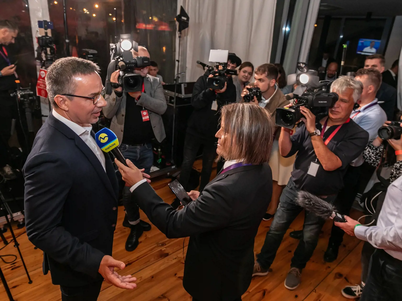 Na snímke Erik Tomáš počas volebnej noci v reštaurácii Aušpic.  