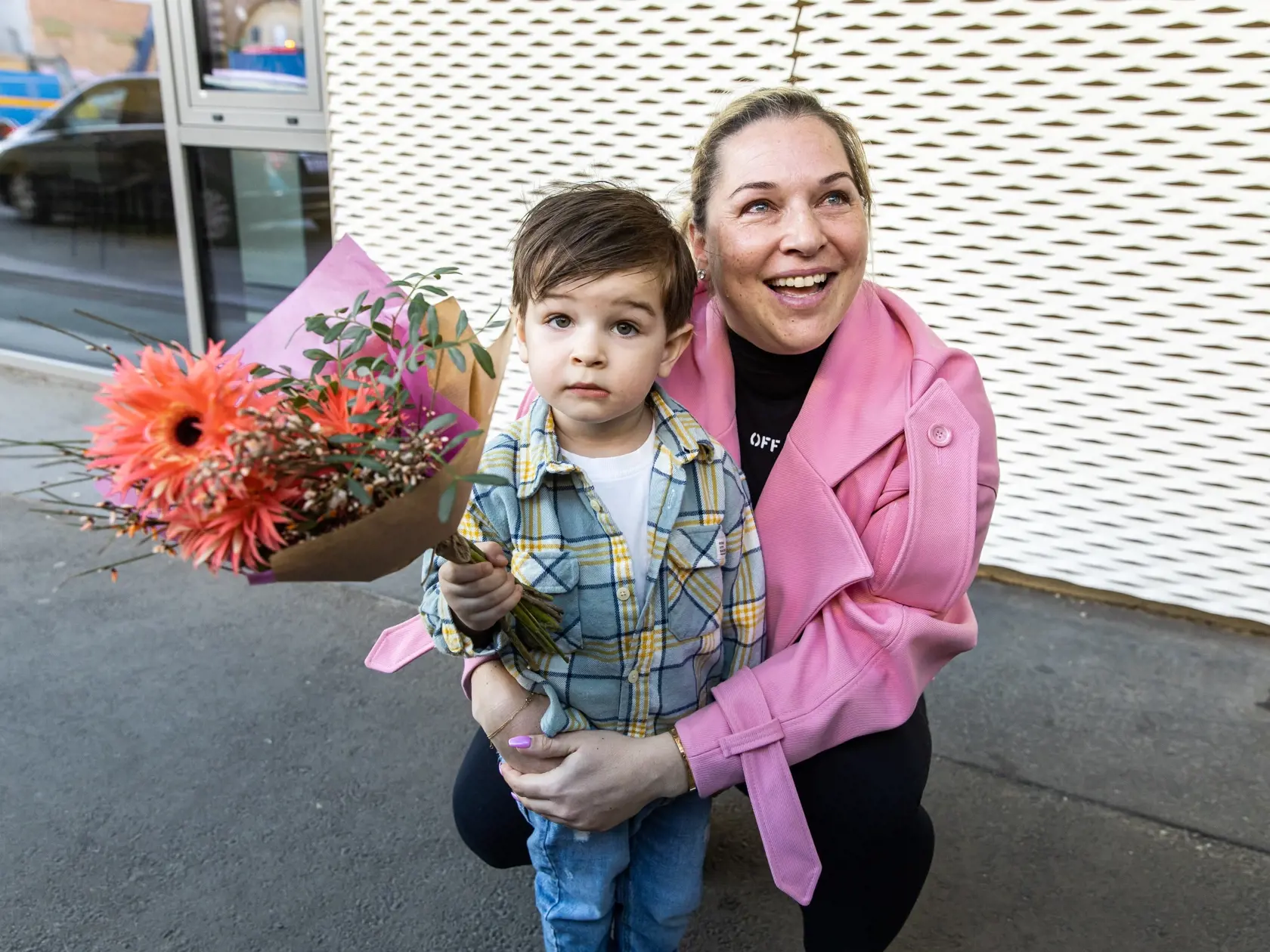 Dominika Navara Cibulková a Michal Navara opúšťajú viedeňskú kliniku po narodení dcéry Niny.