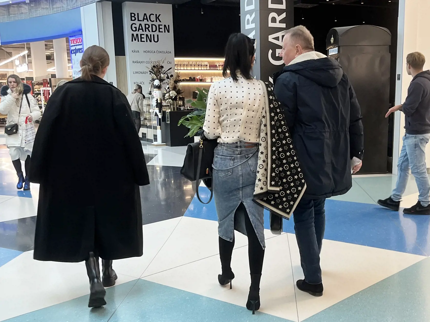 Na snímke pracovníčka Úrady vlady Veronika Murková počas nákupov v obchodnom centre Eurovea.