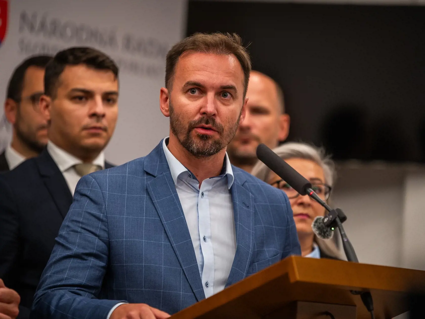 ZÁBERY PO TRANSPLANTÁCII: Na týchto záberoch má Šipoš viditeľne hustejšiu hrivu. Podľa našich informácií si zákrok nechal robiť na Slovensku.