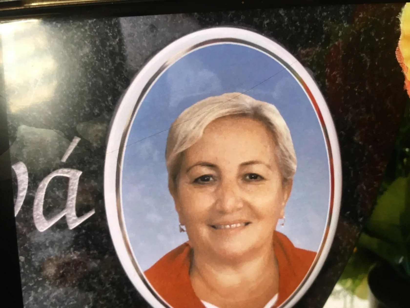 Nebohá Mária (†54). Pre jej smrť z trestného činu usmrtenia primára chirurgie bardejovskej nemocnice Vladimíra Petráša a primára anesteziológie a intenzávnej medicína Jána Holtmana.
