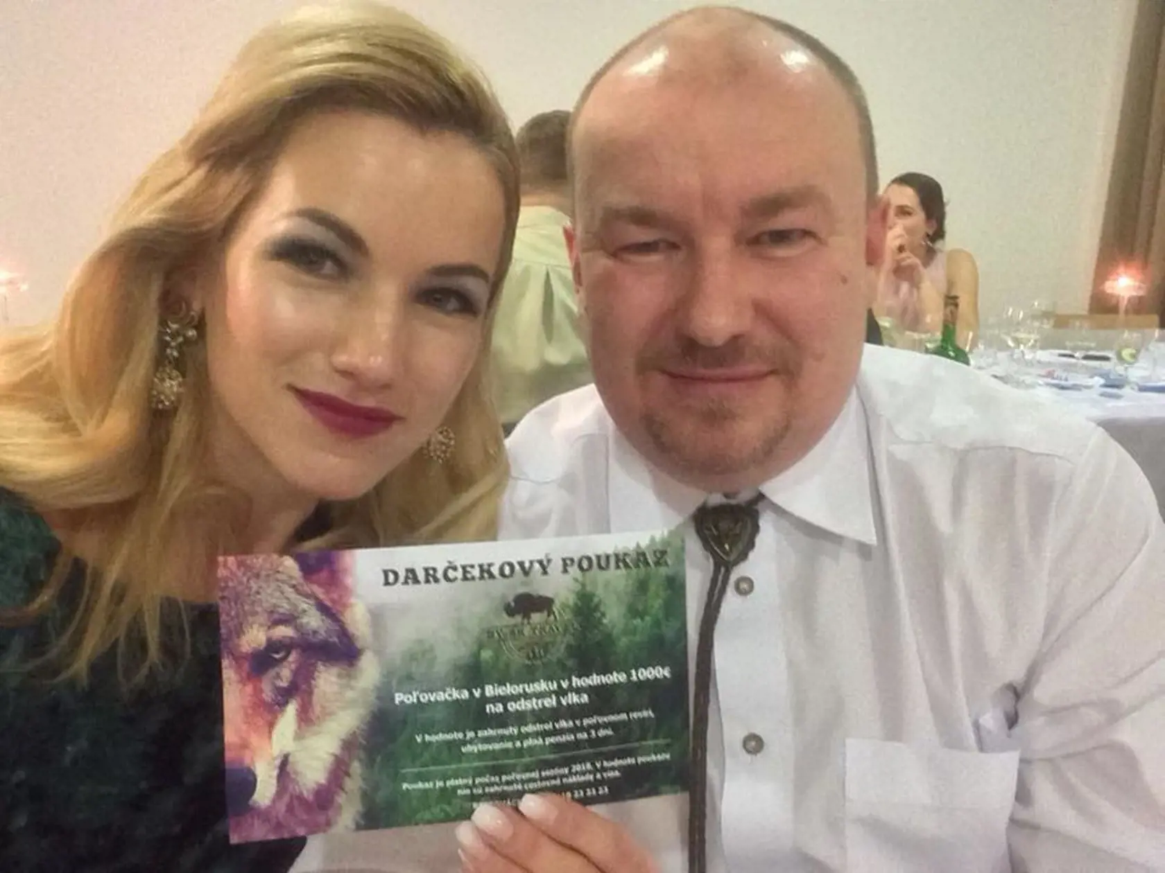 Eva Pšidová spolu s Rudolfom Huliakom sa pochválili darčekovým poukazom na poľovačku, ktorý zrejme vyhrali v tombole.
