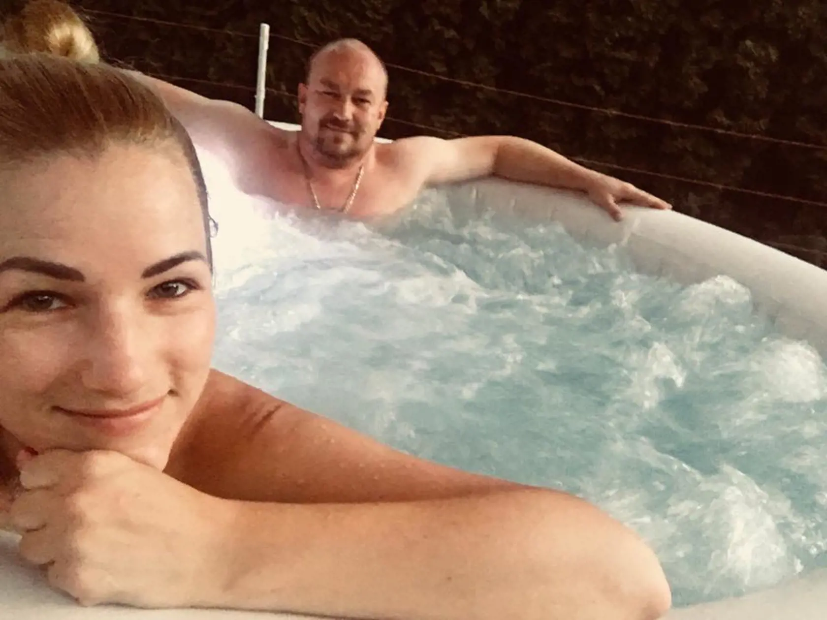 Ako hrdličky. Eva Pšidová spolu s Rudolfom Huliakom si vedeli vychutnať spoločné chvíle aj vo vírivke.