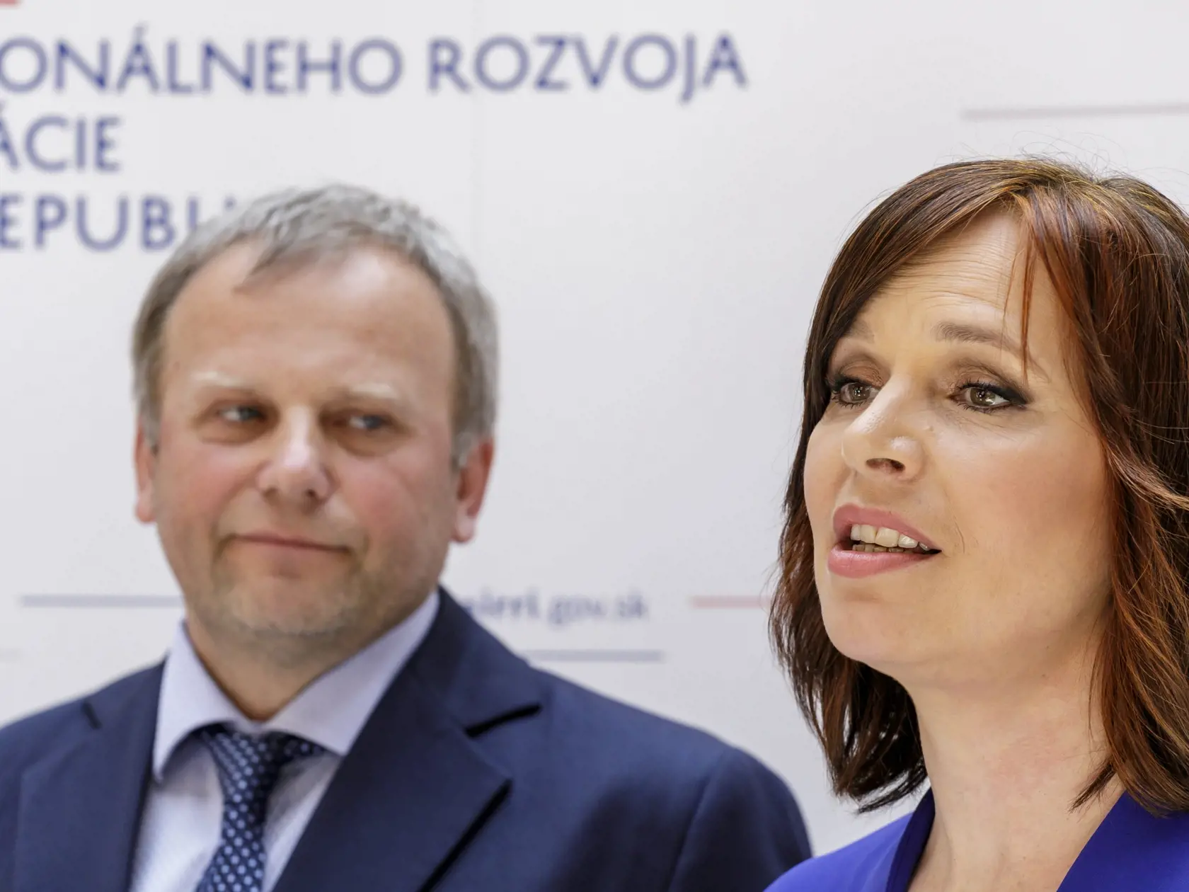 Na snímke vpravo podpredsedníčka vlády a ministerka investícií, regionálneho rozvoja a informatizácie SR Veronika Remišová so svojím štátnym tajomníkom Vladimírom Ledeckým počas tlačovej konferencie na tému koniec rodinkárstva a klientelizmu v najmenej rozvinutých okresoch v Bratislave 9. júla 2020. FOTO TASR - Dano Veselský