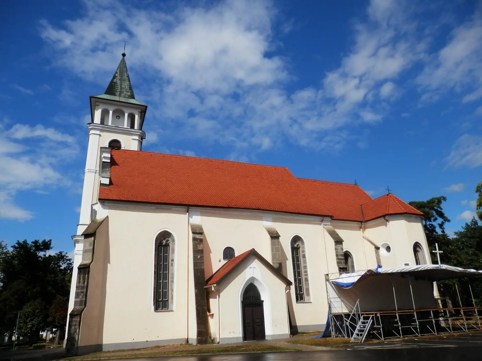 Kostol dali postaviť koncom 13. storočia Nagymihályiovci. Niekoľkokrát zmenil majiteľa. Neskôr bola blízko kostola situovaná farská škola. Do dnešných dní sa zachoval gotický zvon v kostolnej veži, v interiéri chrámu možno vidieť gotické pastofórium, neskororenesančný epitaf neznámeho šľachtica, barokový oltár s mladším oltárnym obrazom Narodenia Panny Márie, rokokovú kazateľnicu či patronátnu lavicu z 19. storočia.