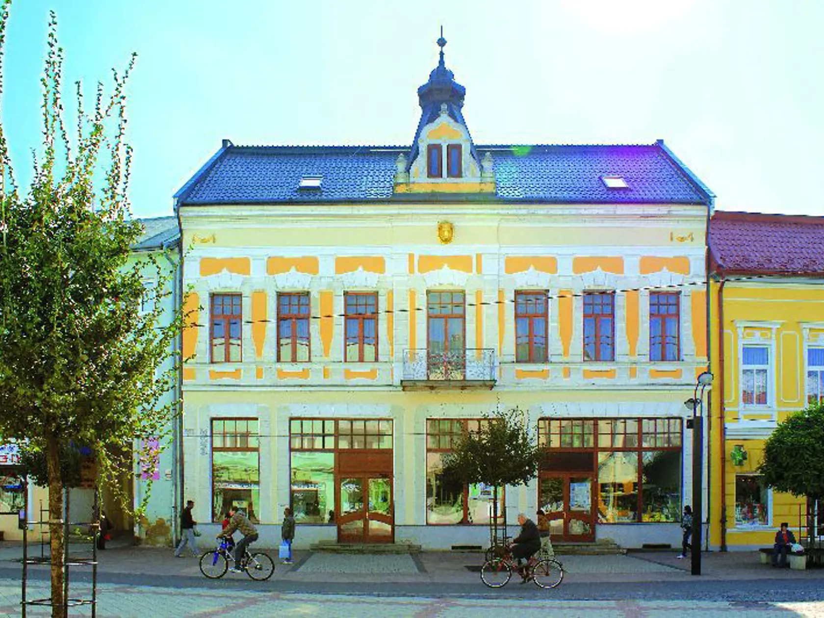 V rokoch 1905 – 1906 si na mieste svojho zboreného domu jeden z najbohatších Michalovčanov, Gabriel Strömpl dal postaviť nový poschodový hotel, Zlatý býk, ktorý bol odvtedy najväčším a najreprezentatívnejším zariadením svojho druhu v celom mestečku. Strömplovci vlastnili i niekoľko miestnych mäsiarstiev, práve preto zdobí priečelie bývalého hotela, pozlátená hlava býka. V rozsiahlom objekte sa nachádzala krčma, kaviareň s cukrárňou, hotelová reštaurácia, sála, ubytovacia časť, nájomné priestory, kancelária, terasa, garáže, autoopravovňa i čerpacia stanica. Dnešnú podobu získala budova v roku 2001, po ukončení rekonštrukčných prác.