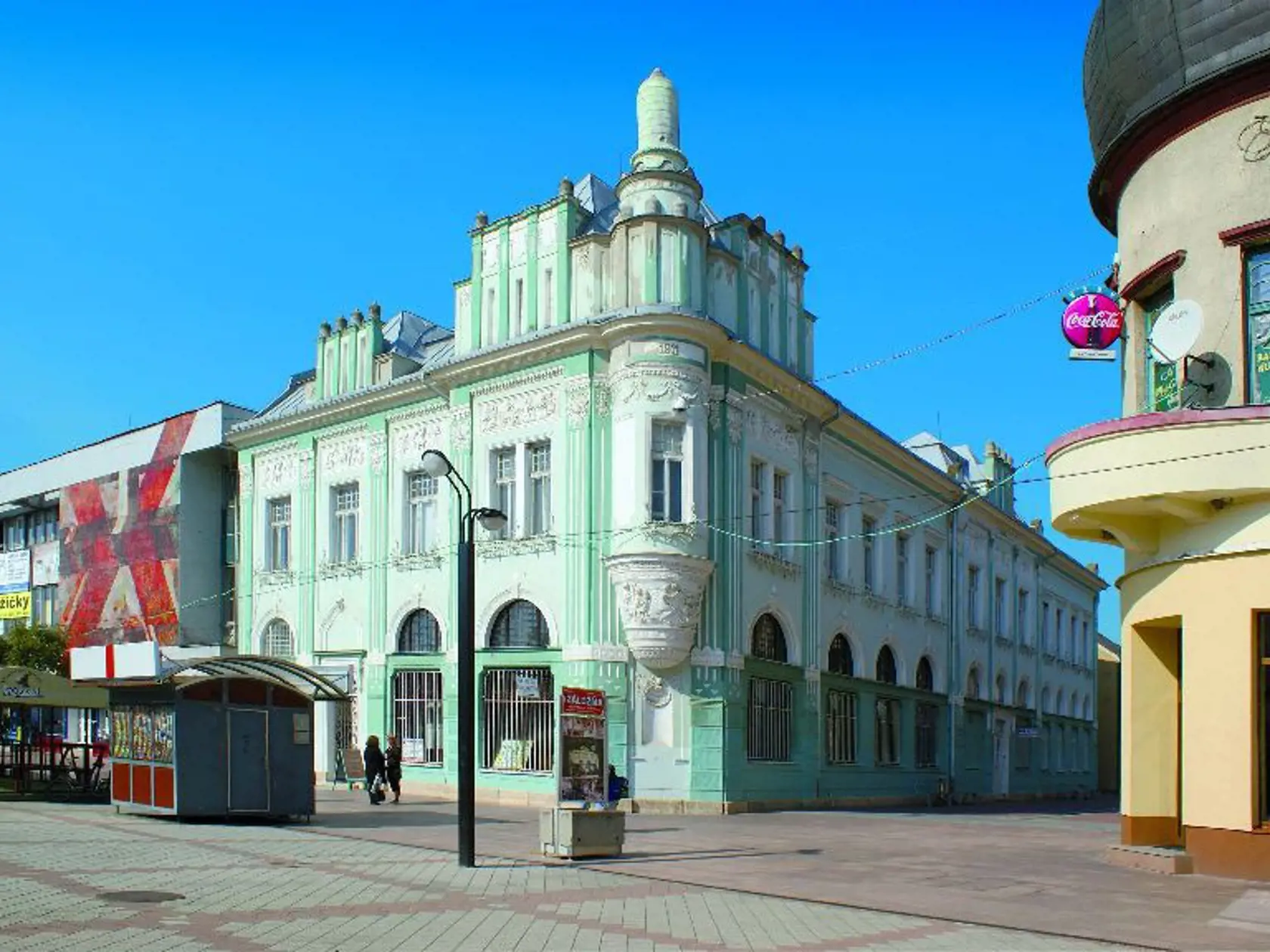 V roku 1911 bol na vtedajšom Deákovom námestí postavený nový bankový palác, ktorý do dnešných dní patrí ku klenotom architektúry Michaloviec. Budovu postavili v klasicistickom štýle s drobnými pseudorokokovými výjavmi na fasáde. Vo dvore vytvorili malé átrium. V minulosti na prízemí objektu takmer nepretržite sídlila banka. Priestory orientované do ulice zaberali obchodíky a drobné prevádzky s rozličnými službami, na poschodí boli ambulancie, kancelárie právnikov a bytové priestory. Plastiky včiel, remeselníkov, hospodárov a lodníkov na priečelí mali znázorňovať pracovitosť, úle zasa sporivosť. V budove dnes sídli Zemplínske osvetové stredisko, nachádza sa tu tiež reštaurácia, redakcia regionálnych novín a ďalšie organizácie.