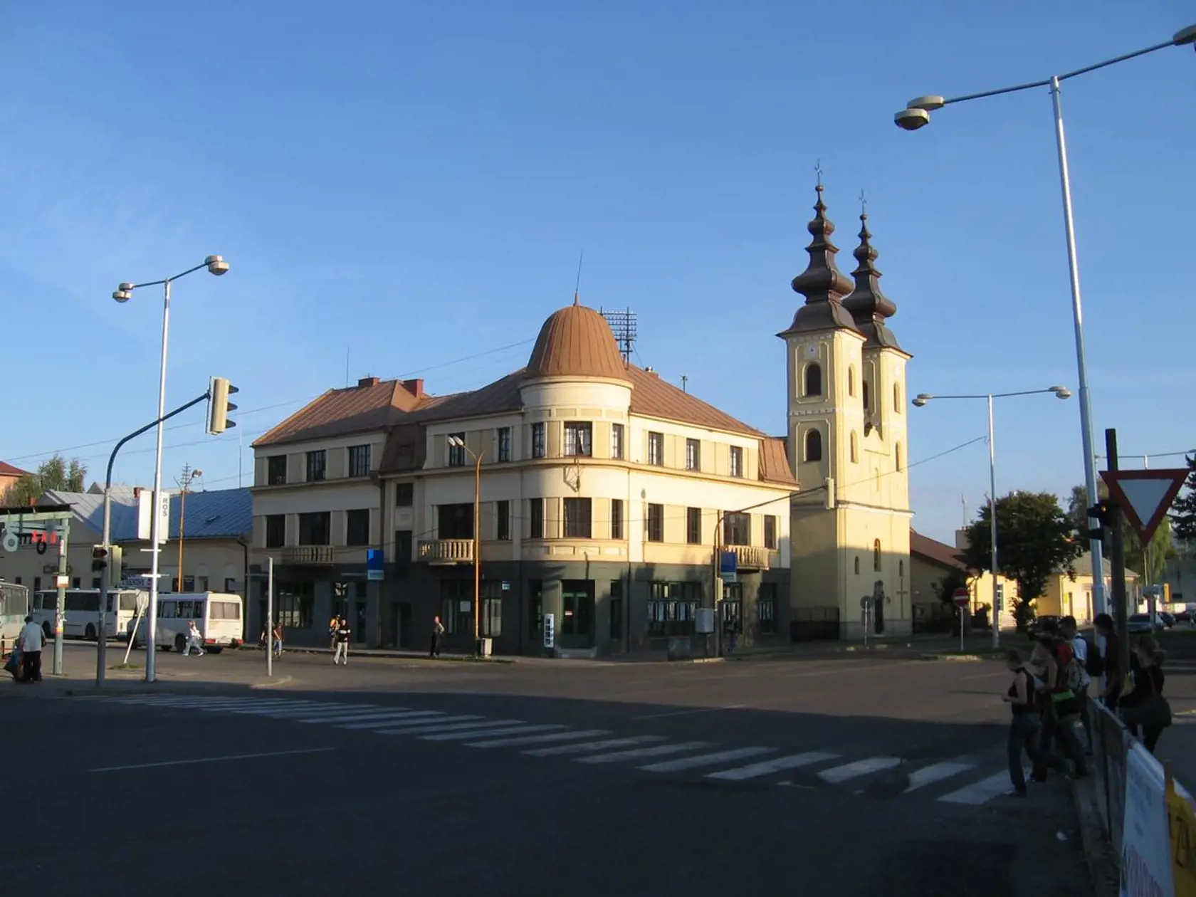 Nejasnosti okolo počiatku jeho výstavby, podnietili vznik rozličných verzií. Napríklad, že na mieste terajšieho chrámu stála drevená cerkev. Ďalšia hovorí, že na ceste z Košíc do Mukačeva sa v Michalovciach zastavila Mária Terézia a keď videla nedokončený chrám poslala 28 robotníkov, aby ho dobudovali. Nad vstupom sa nachádza rokoková kartuša, na ktorej je dvojhlavý orol s cisárskou korunou a nápisová stuha v cyrilike s náboženským obsahom. Barokovo-klasicistický chrám bol úplne dostavaný pravdepodobne až v roku 1787.