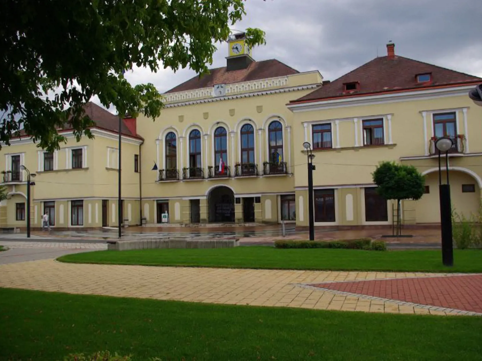 Pôvodná „varošska chiža“ sídlila v súkromnej budove na Hlavnej ulici. Na jej mieste postavila firma Barkány z Prešova pre michalovskú samosprávu novú budovu. Časť priestorov v novopostavenom komplexe prenajímali. Sídlila tu lekáreň, banka, tlačiareň a vychýrená cukráreň. Na pôvodne sledovacej veži ktorá uľahčovala prácu miestnym hasičom, pribudli v neskoršom období hodiny. V 80 -tych rokoch 20. storočia, bola strecha a povala budovy poškodená rozsiahlym požiarom. Pred radnicou sa v minulosti nachádzal i jediný parčík na Hlavnej ulici. Tvorili ho tri ohradené plochy. V prvých dňoch po oslobodení, mesto parčík scelilo a na znak úcty tu pochovali padlých čevenoarmejcov.
