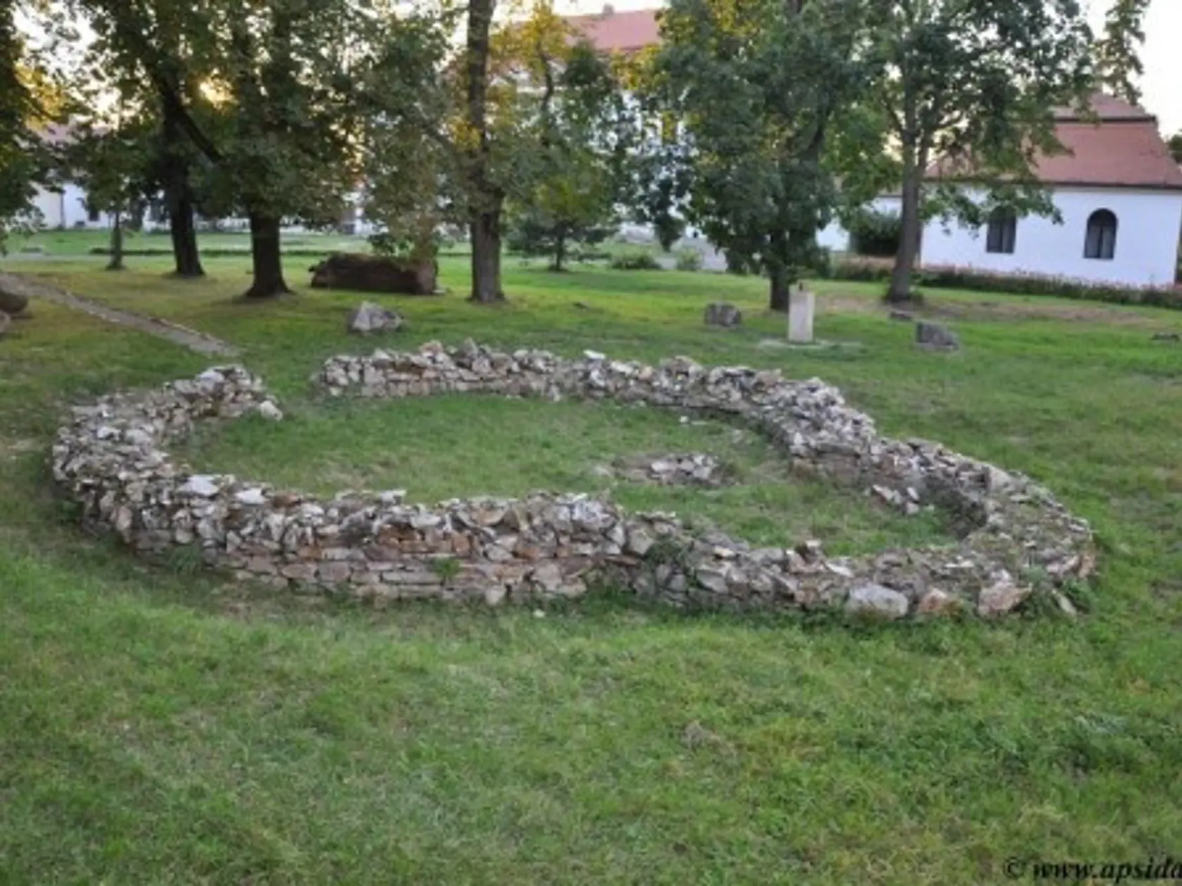 Zvyšky rotundy a kamenná platňa s doteraz nerozlúšteným nápisom patria medzi veľké záhady slovenskej archeológie. Spolu s kruhovou loďou a podkovovitou apsidou ktorá zrejme slúžila ako spoločný farský kostol pre obyvateľov blízkych dedín, boli objavené v 70- tych rokoch minulého storočia. Odborníci dodnes nemajú jednotný názor na jej datovanie. Okolo nej sa rozprestieral cintorín. Podľa názvu osady ktorá tu vznikla, bola rotunda zasvätená svätému archanjelovi Michalovi. Datovanie rotundy kolíše medzi 9. – 12. storočím s tým, že podobný typ stavieb ako michalovská rotunda sa budoval až do 13. storočia.