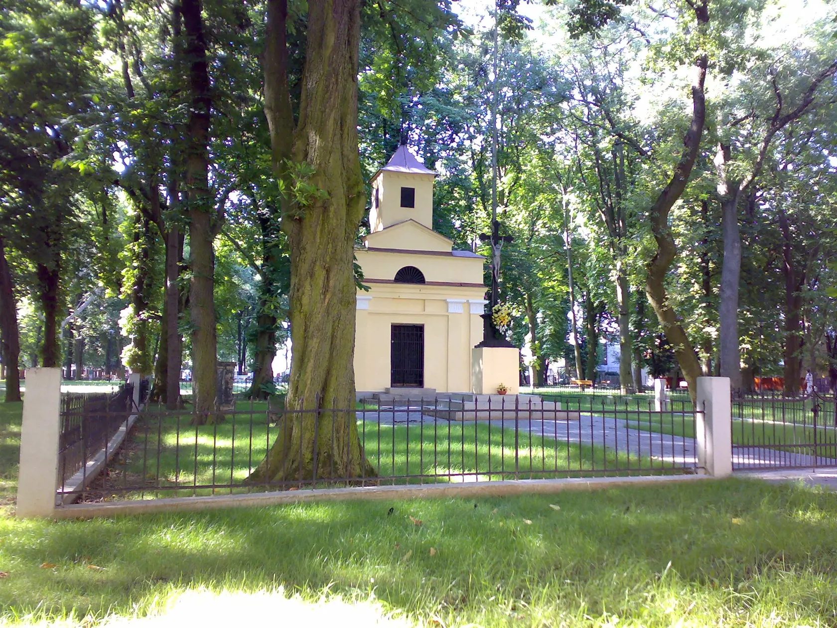 Zosnulých Michalovčanov pochovávali v 19. storočí na cintoríne ktorý sa nachádzal v južnej časti mesta, mimo vtedajšej zástavby. Niekedy pred rokom 1848 najmä zásluhou lekára Jozefa Csikyho tu postavili jednoduchú klasicistickú cintorínsku kaplnku, v parku stojí dodnes. V interiéri bol umiestnený obraz na ktorom neznámy umelec zachytil podobizeň zakladateľa kaplnky a jeho rodinu. Po založení nového cintorína v roku 1910 sa ten pôvodný prestal využívať a začali ho upravovať do podoby parku. Vysadili tu stromy a umiestnili lavičky. V blízkosti parku sa nachádza školská budova v ktorej od roku 1922 sídlilo prvé michalovské gymnázium. V objekte bola aj meštianska škola, niekoľko rokov tu učil i významný slovenský básnik, Pavol Horov.