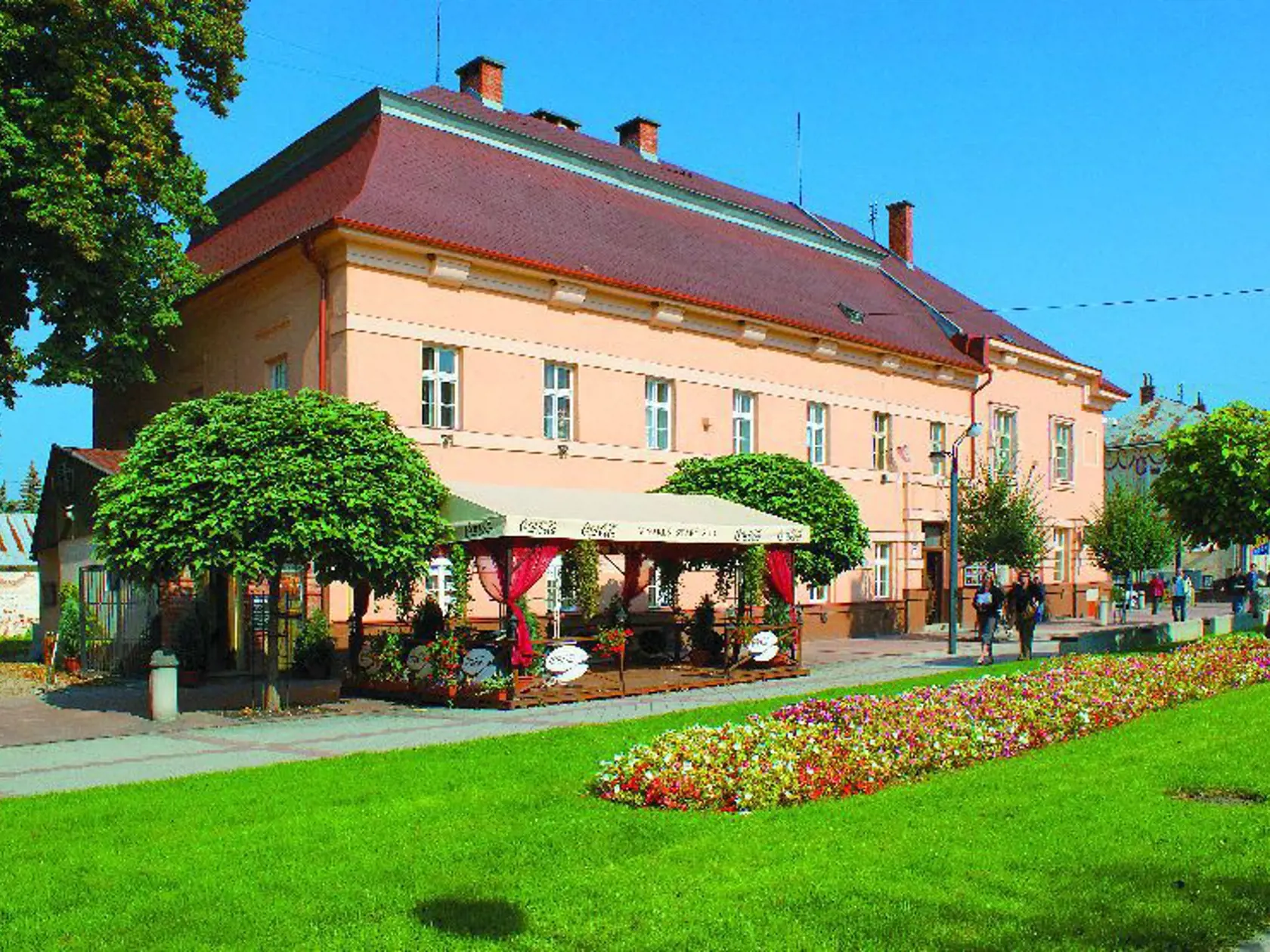 V druhej polovici 18. storočia v tejto budove sídlil Soľný úrad, ku ktorému patrili i sklady.Domáci poznajú tento objekt ako starý súd. Budova svoj vzhľad zmenila po roku 1927, keď k nej pristavali nové krídlo a zmenila sa tiež fasáda. Za komplexom bola v minulosti i väznica, väzenské cely sa nachádzali aj pod budovou. V roku 1919 sa objekt smutne preslávil v súvislosti s nariadenou popravou istého Michalovčana, židovského pôvodu.
