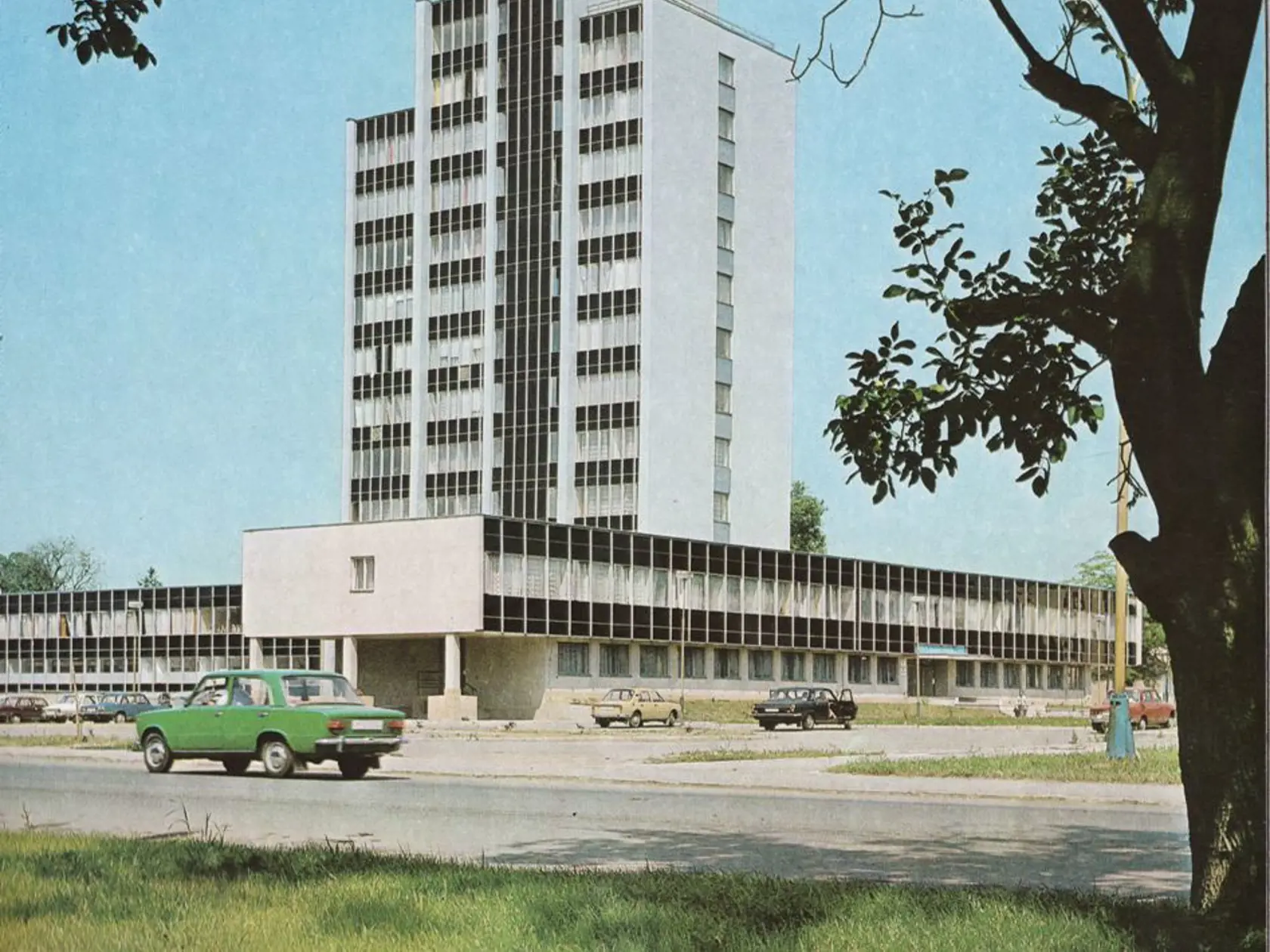 Výšková budova za čias socializmu. Vtedy niesla názov, Združená administratívna budova .
