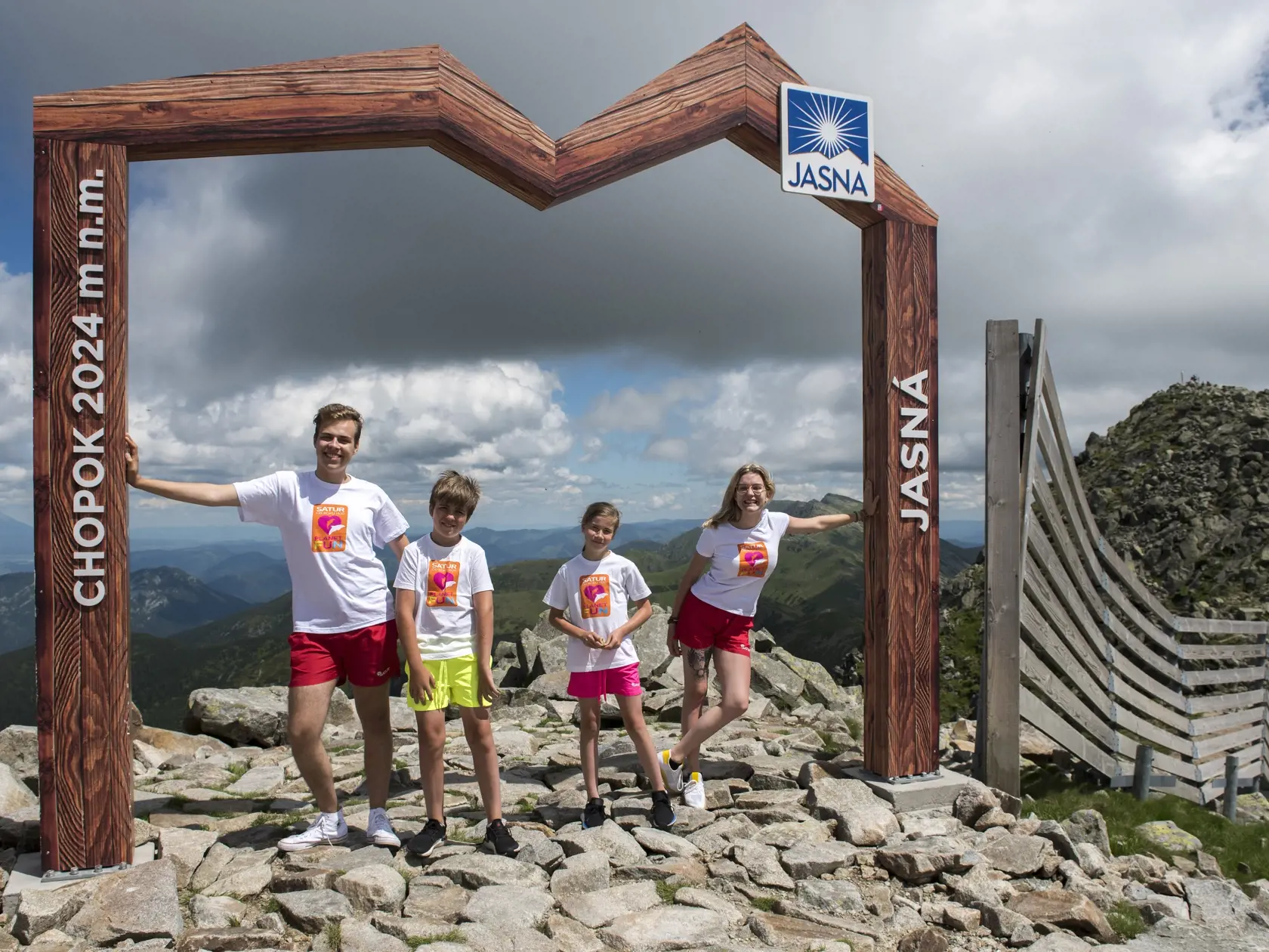 V tesnej blízkosti hotela v Jasnej sa nachádza lanovka, ako aj viaceré možnosti na výlety, či turistiku.