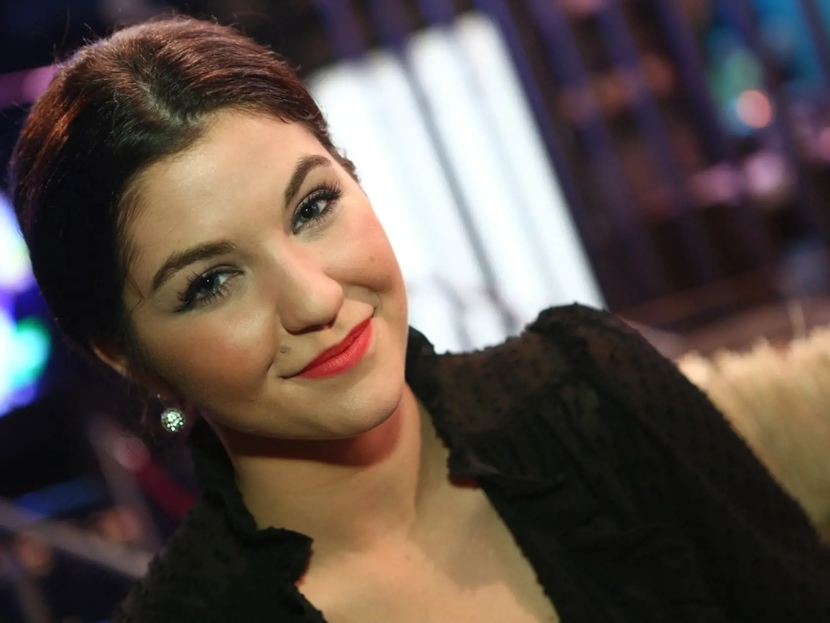 Celeste Buckhingham (21) Všestranný talent bolieva hlava a krk z chrbtice, čo súvisí s jej skoliózou a ťažkým pôrodom