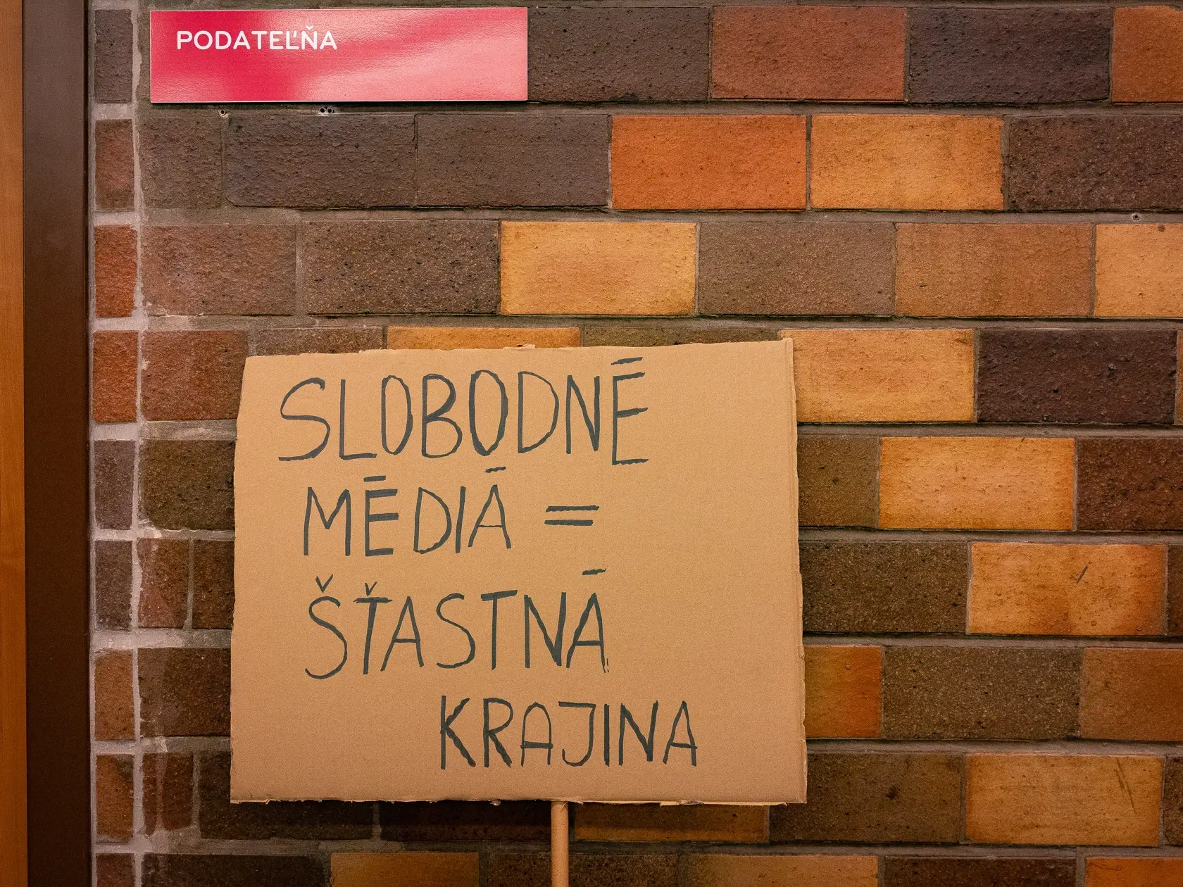Štrajk nespokojných zamestnancov a spolupracovníkov RTVS, cieľom ktorého je stiahnutie sporného návrhu zákona o STVR. Dav sa presunul z budovy Slovenského rozhlasu na Mýtnej ulici pred Úrad vlády a následne pred budovu Ministerstva kultúry na Námestí SNP, kde prebehol príhovor členov štrajkového výboru a pozvaných hostí.