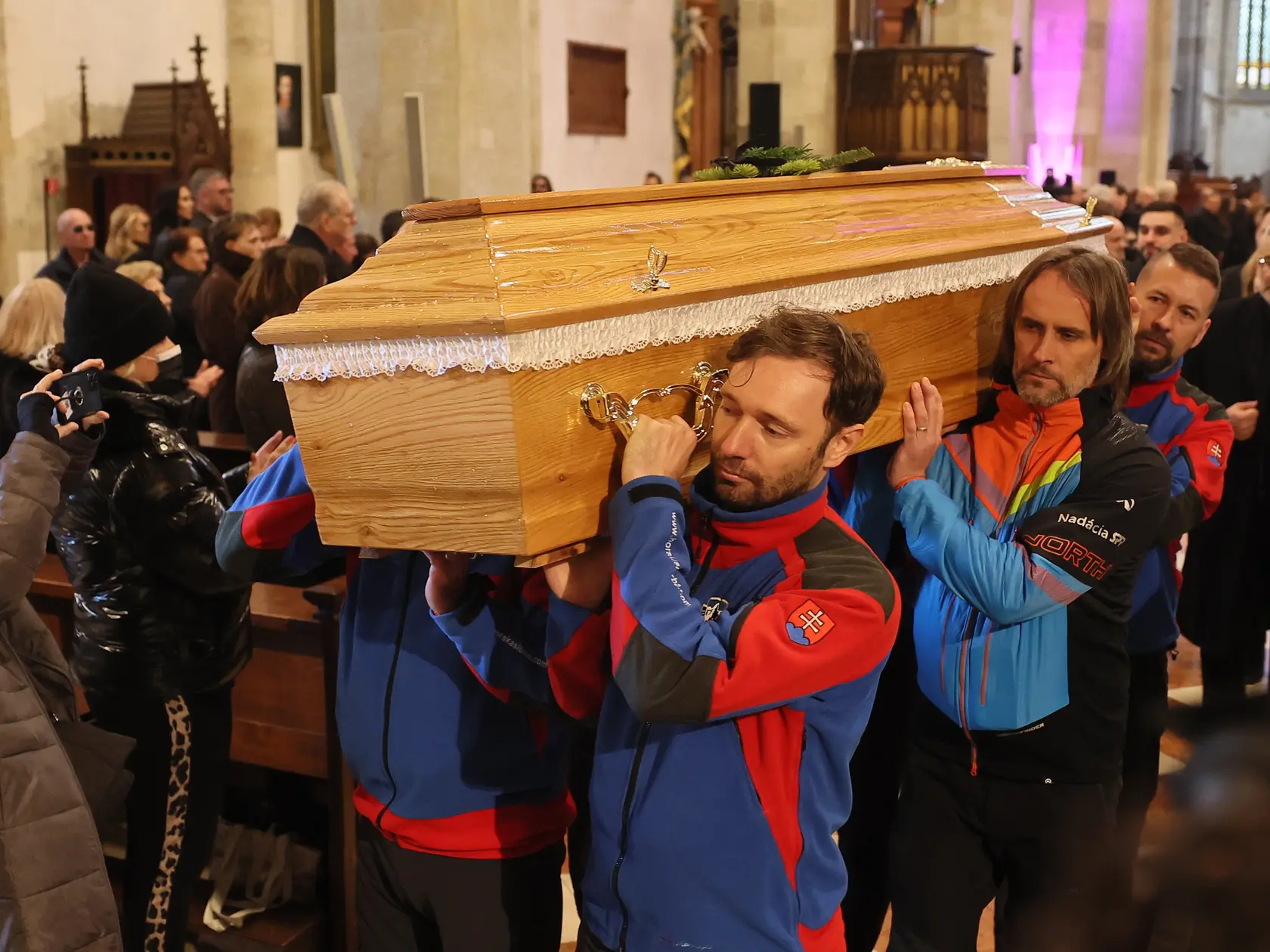 Posledná rozlúčka s hercom Štefanom Kvietikom († 90) v Dóme sv. Martina v Bratislave. Rakvu vynášajú chlapi z horskej služby.