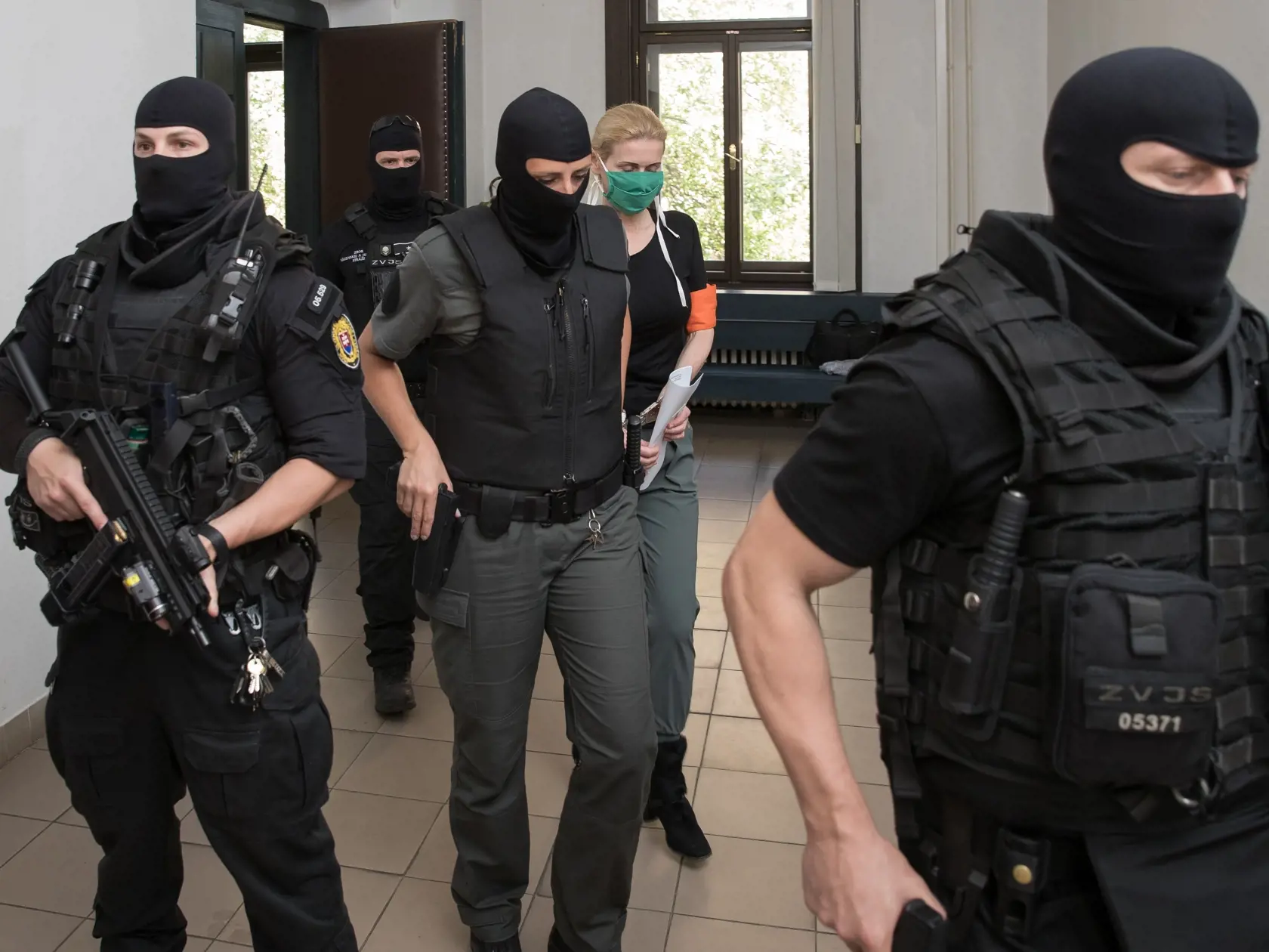 Bývalá štátna tajomníčka a sudkyňa Monika Jankovská je obvinená s prijímania úplatkov. Špecializovaný trestný súd ju na slobodu nepustil.