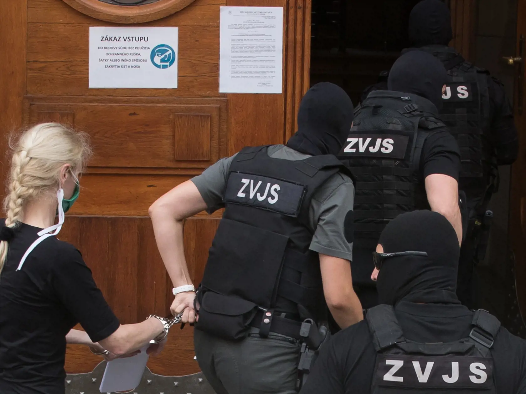 Bývalá štátna tajomníčka a sudkyňa Monika Jankovská je obvinená s prijímania úplatkov. Špecializovaný trestný súd ju na slobodu nepustil.