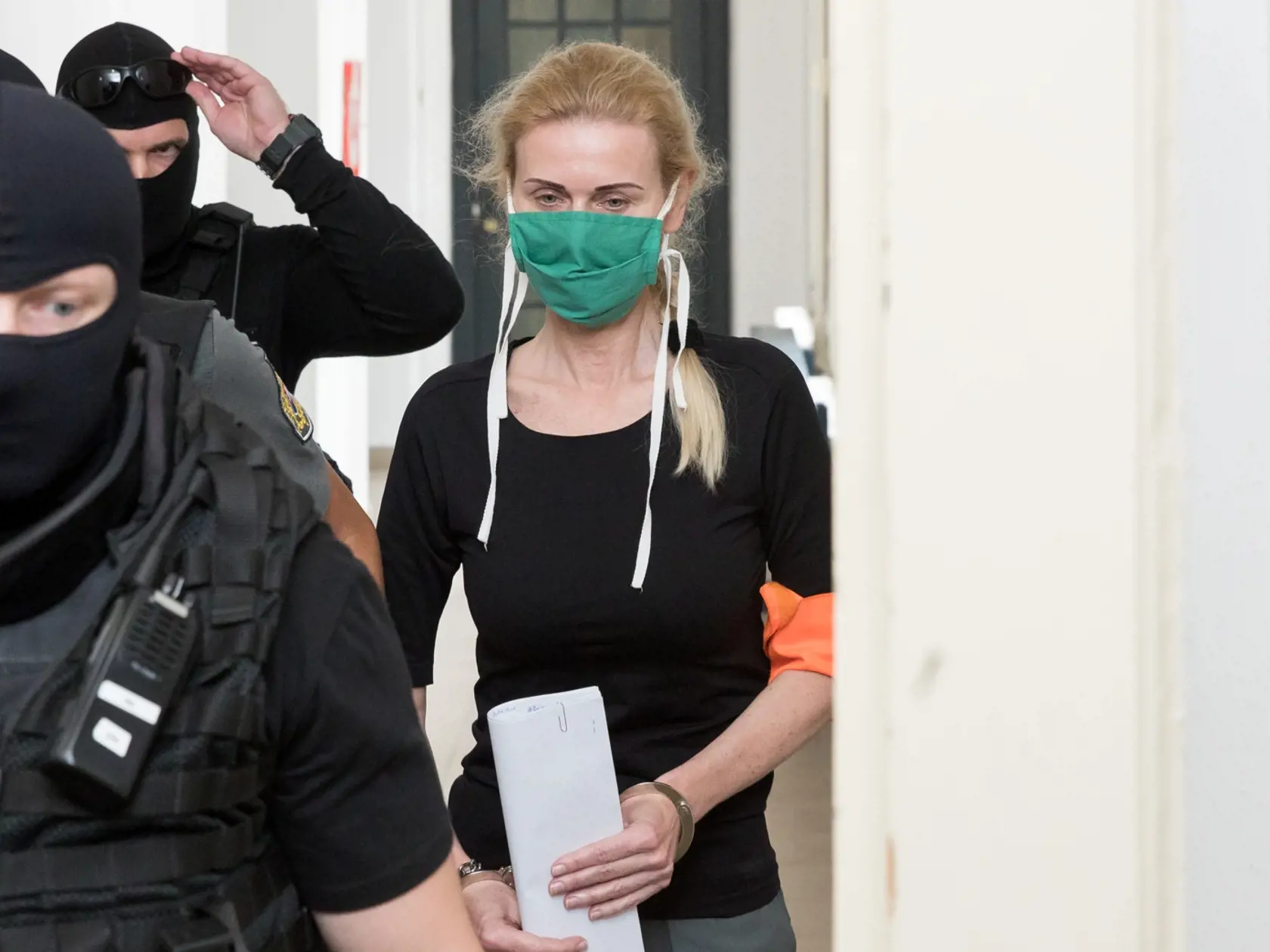 Bývalá štátna tajomníčka a sudkyňa Monika Jankovská je obvinená s prijímania úplatkov. Špecializovaný trestný súd ju na slobodu nepustil.