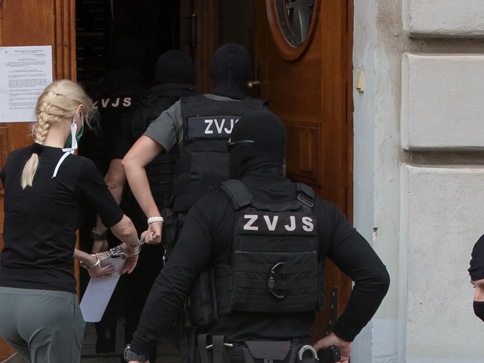 Bývalá štátna tajomníčka a sudkyňa Monika Jankovská je obvinená s prijímania úplatkov. Špecializovaný trestný súd ju na slobodu nepustil.