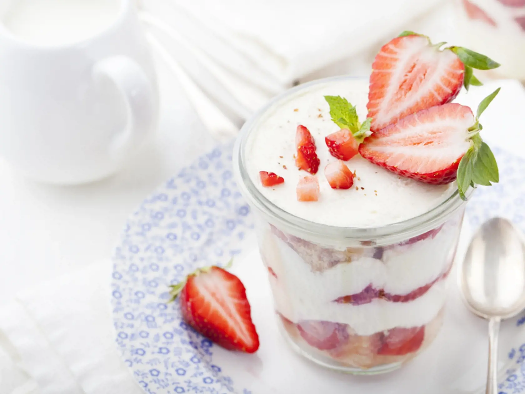 Strawberry,Tiramisu,,Trifle,,Custard,Dessert,,Ice,Cream,In,A,Glass