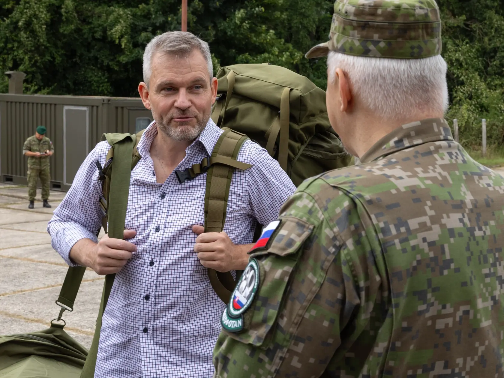 Peter Pellegrini si výstroj prebral v dobrej nálade.