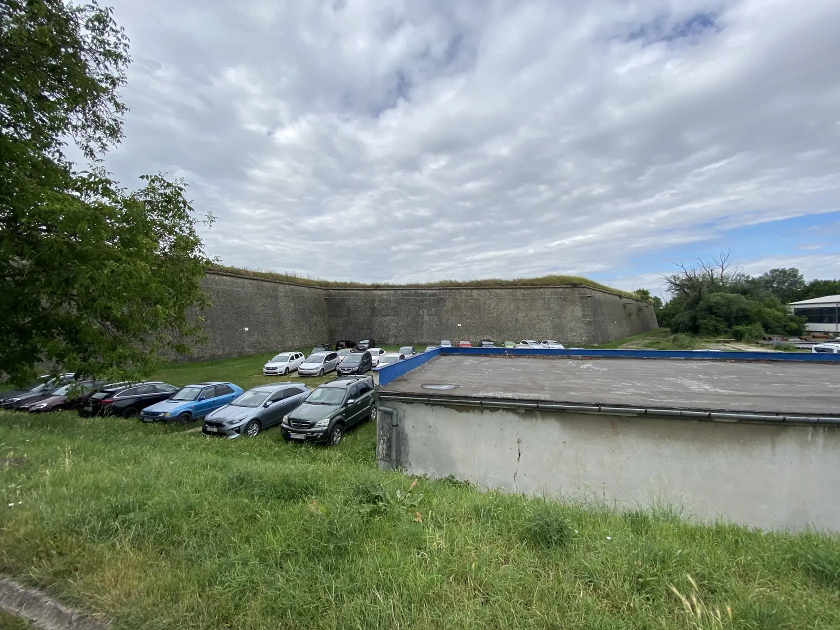 Desať metrov vysoké múry leopoldovskej nedobytnej pevnosti sú z kameňa, široké sú 25 metrov.